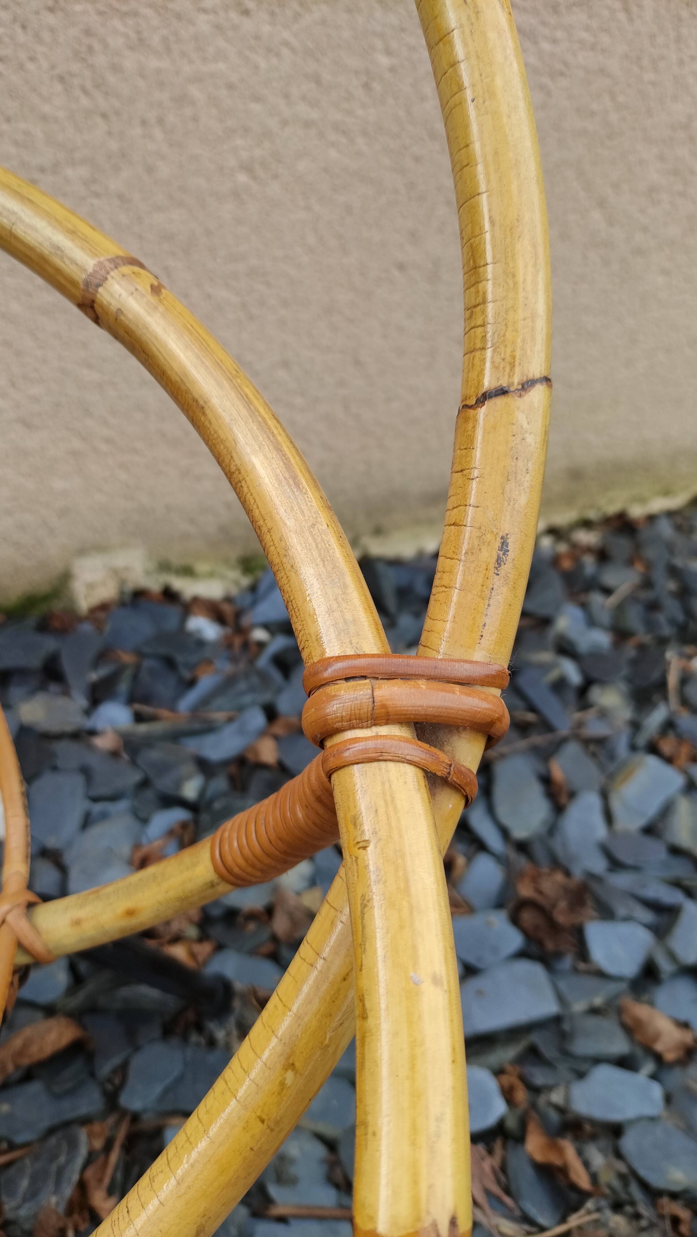 Paire de fauteuils coquilles ou corbeille en rotin tressé, pieds en métal