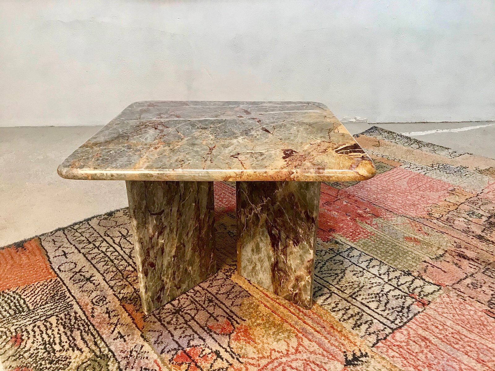 Table d'appoint ou table basse en marbre multicolore, Italie, années 1970
