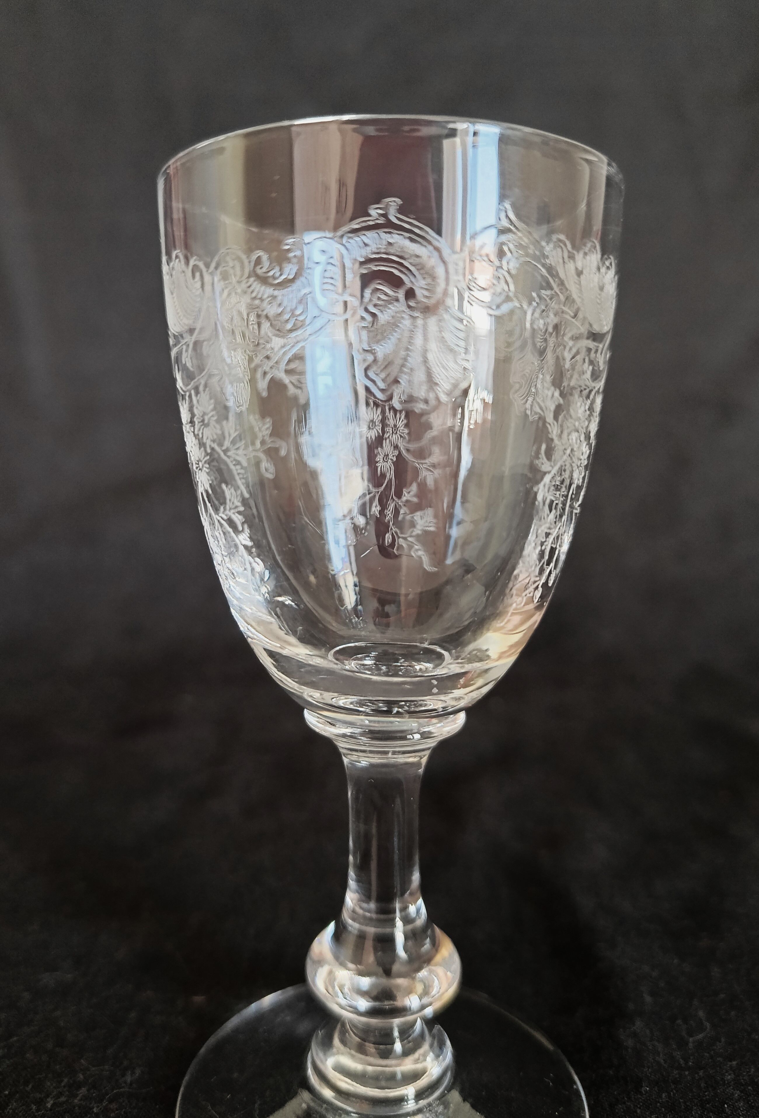 9 crystal white wine glasses from St. Louis model Cléo and their decanter.