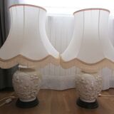 Paire de lampes en porcelaine émaillée en relief, motif asiatique