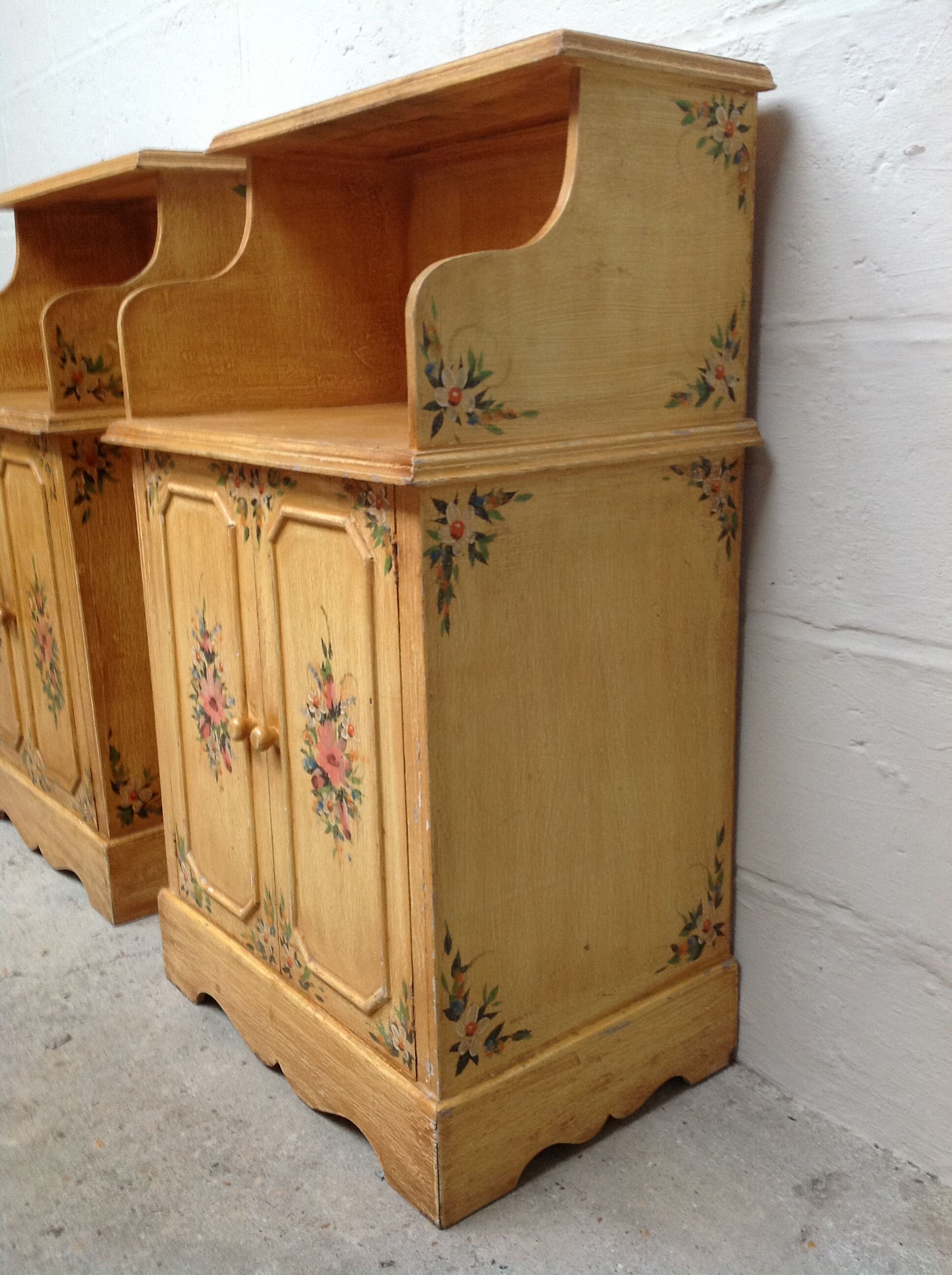 Paire de meubles vintage en bois décor floral
