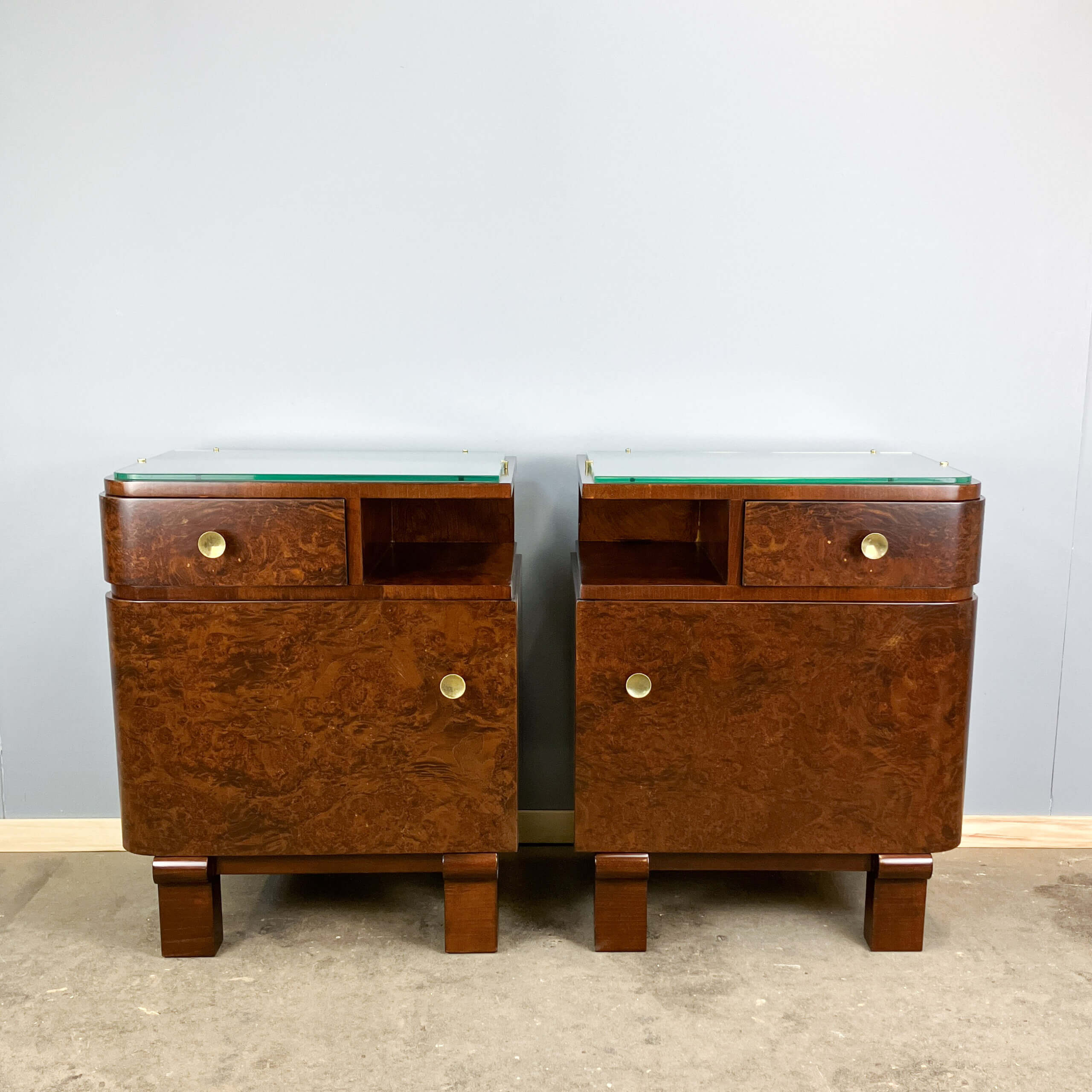 Tables de chevet Art Déco, bois de noyer avec plateaux en verre, années 1930