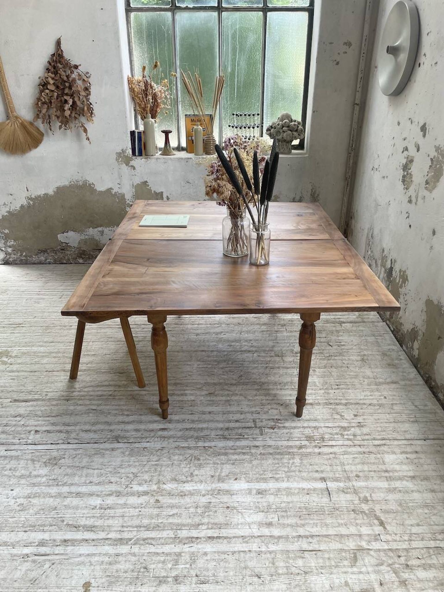 Table de ferme noyer plateau pivotable à allonges