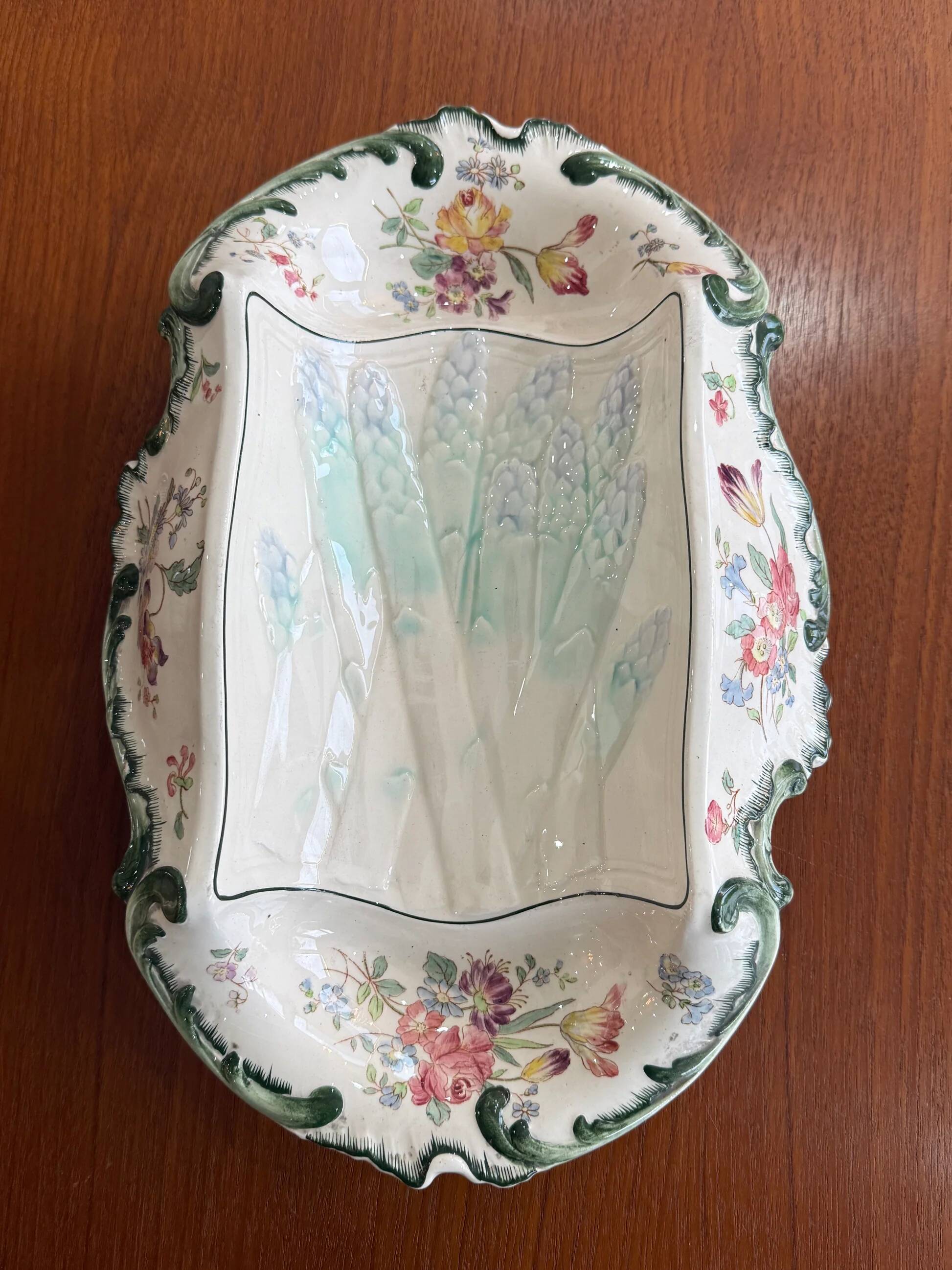 Old Longchamps plate Terre de Fer – Model 1428 – Floral decoration & asparagus in relief – 39 x 23 cm