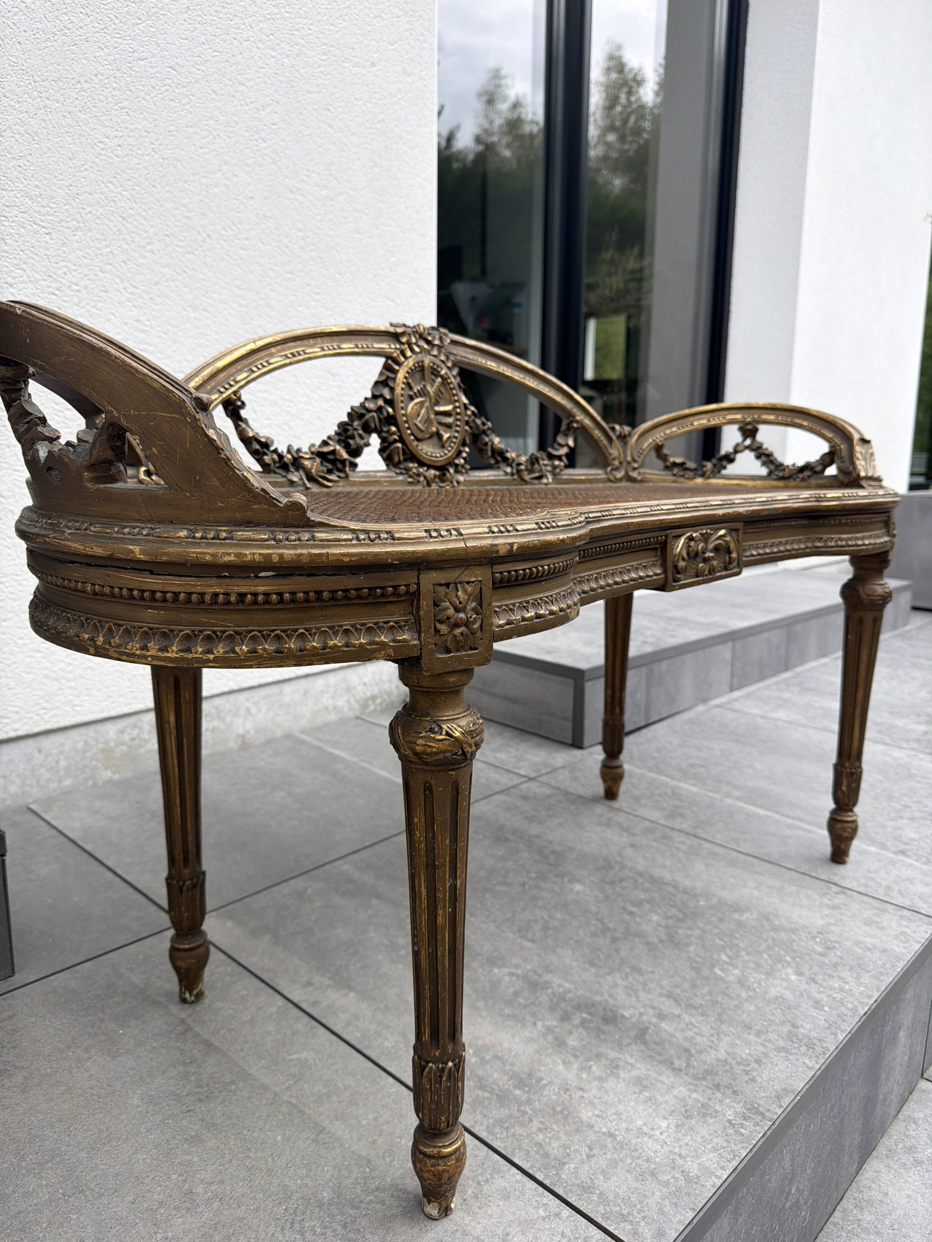 Superb salon bench (basket model) in Louis XVI style.