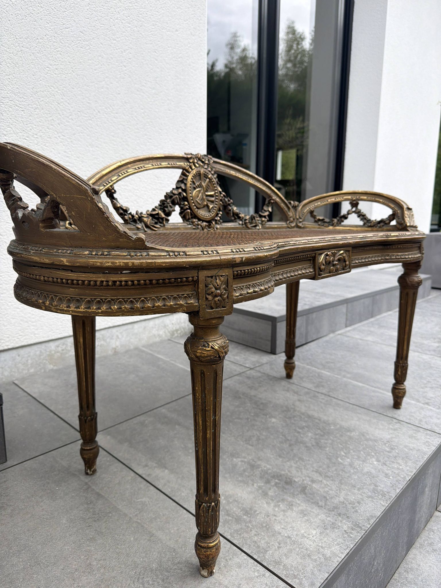 Superb salon bench (basket model) in Louis XVI style.