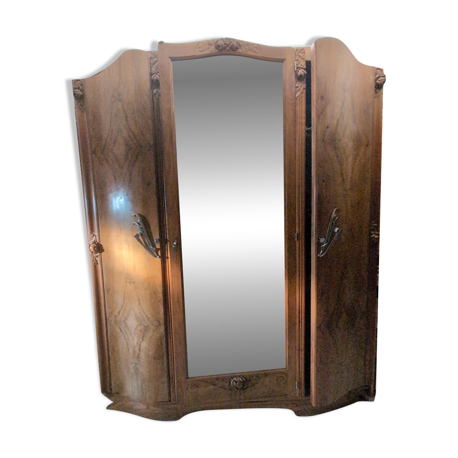 Period wardrobe with three doors, walnut burl decoration.