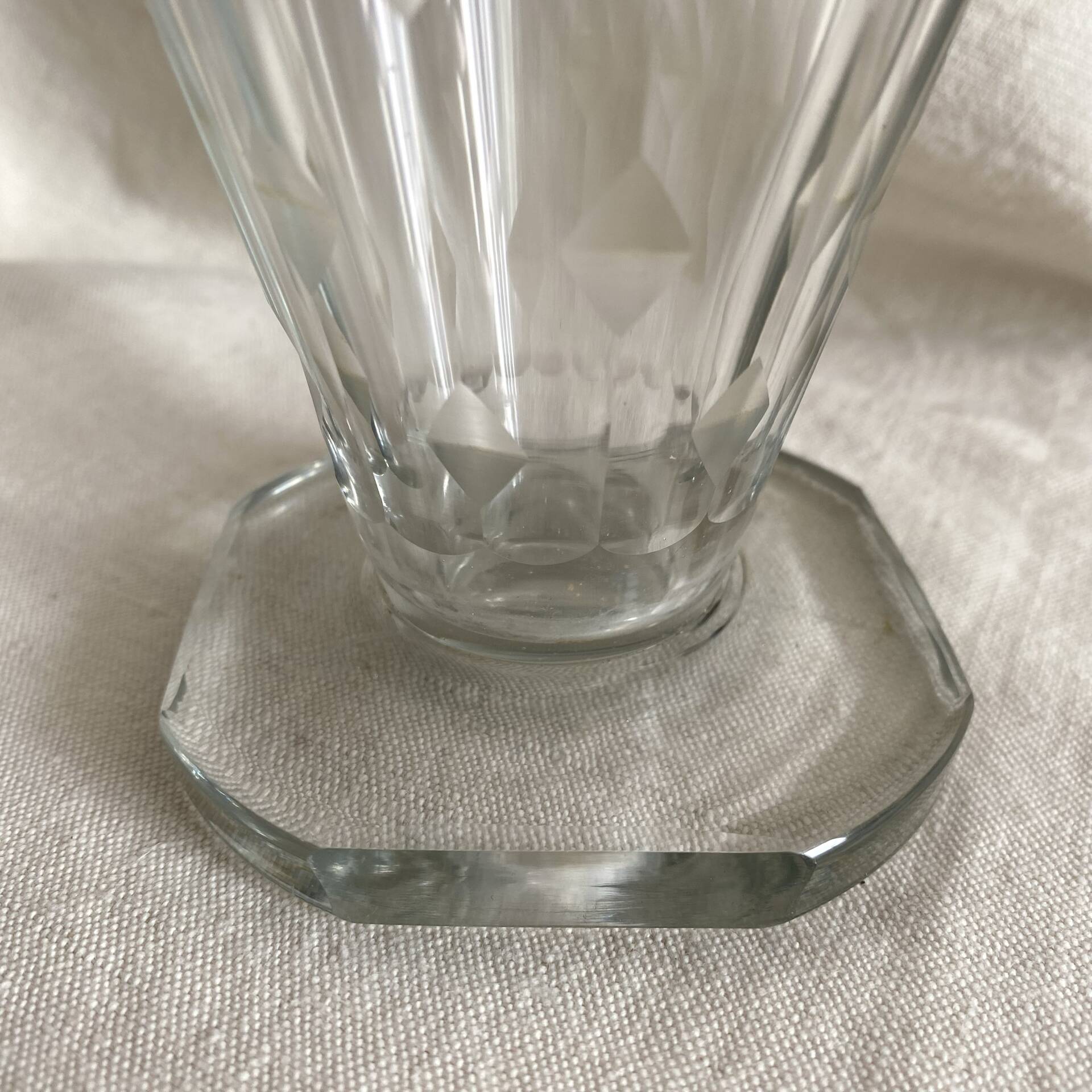 Art Deco carafe with fan stopper