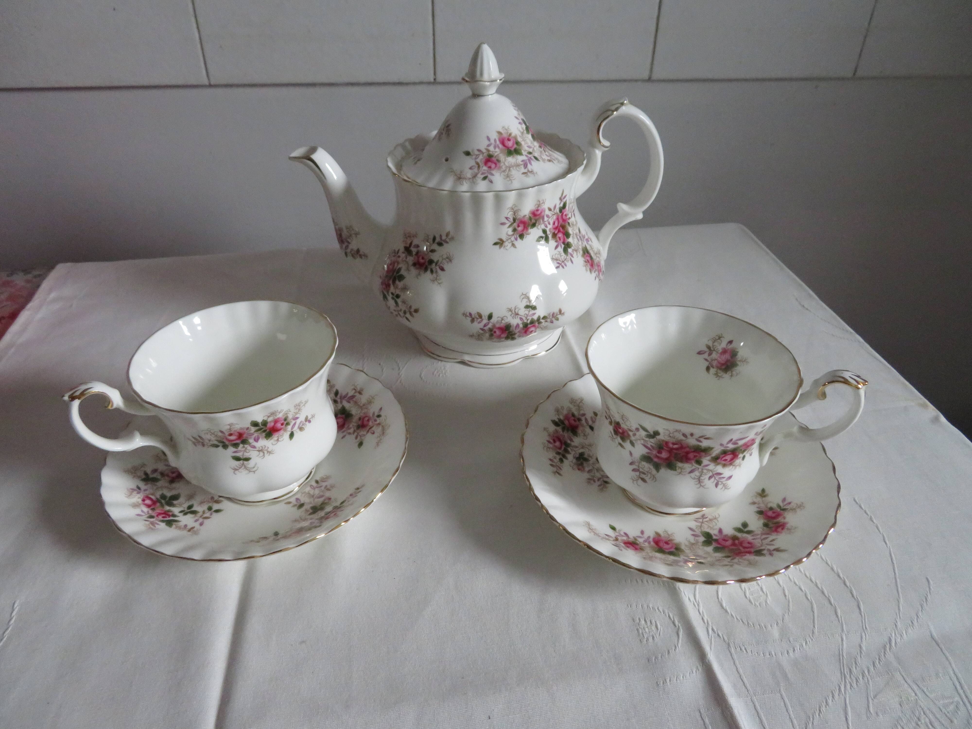 Teapot and its 2 cups and saucers Royal Albert Porcelaine "Lavender Rose"