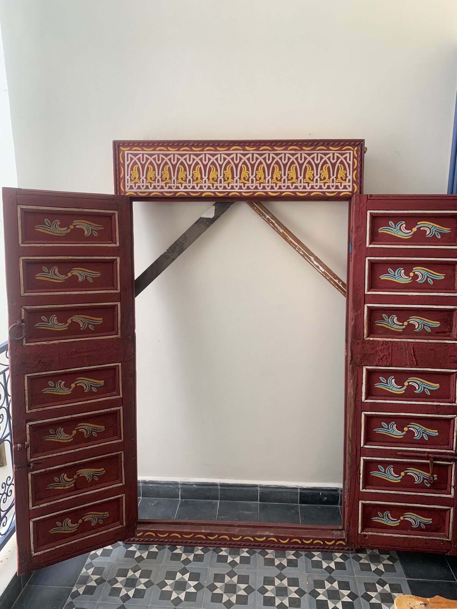 Porte marocaine de riad en bois sculpté à la main