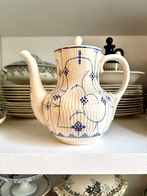 Cafetière Sarreguemines en faïence blanche et bleue, service ''Copenhague'' - début XXème