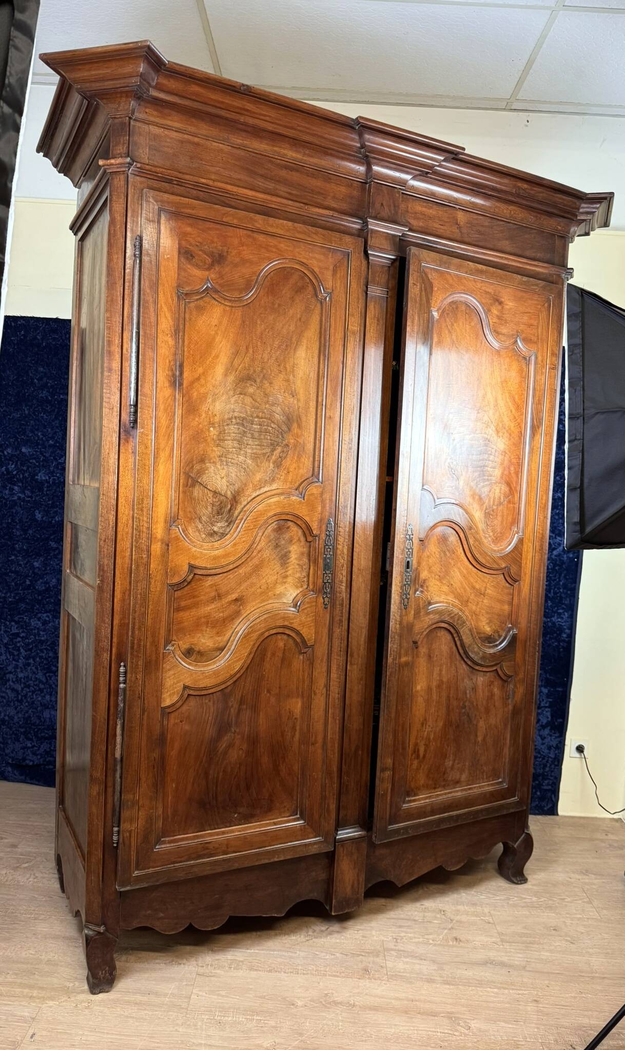 Magnifique armoire époque Louis XV en noyer massif vers 1750