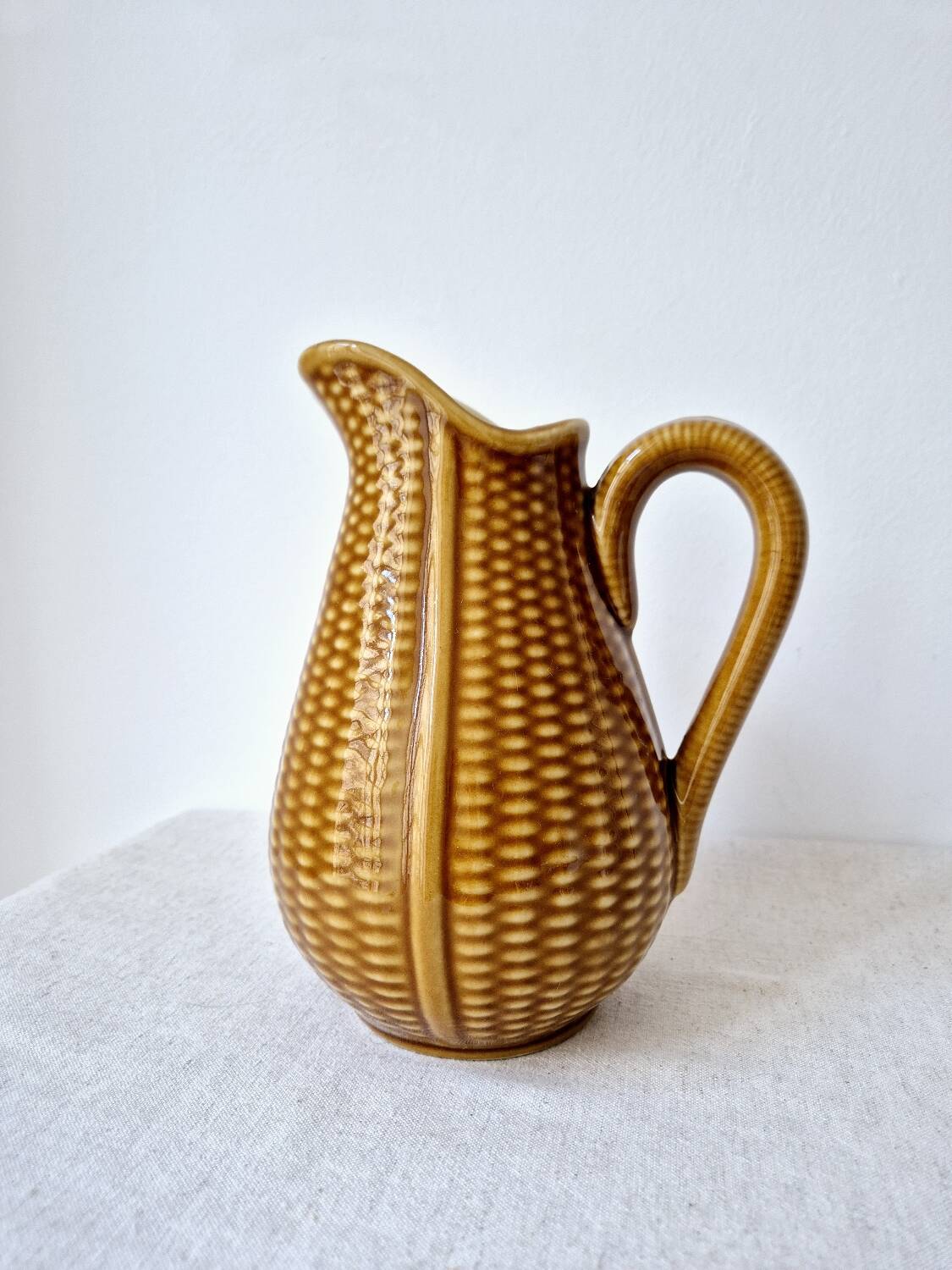 Ceramic "corn grain" pitcher in slip - Vintage
