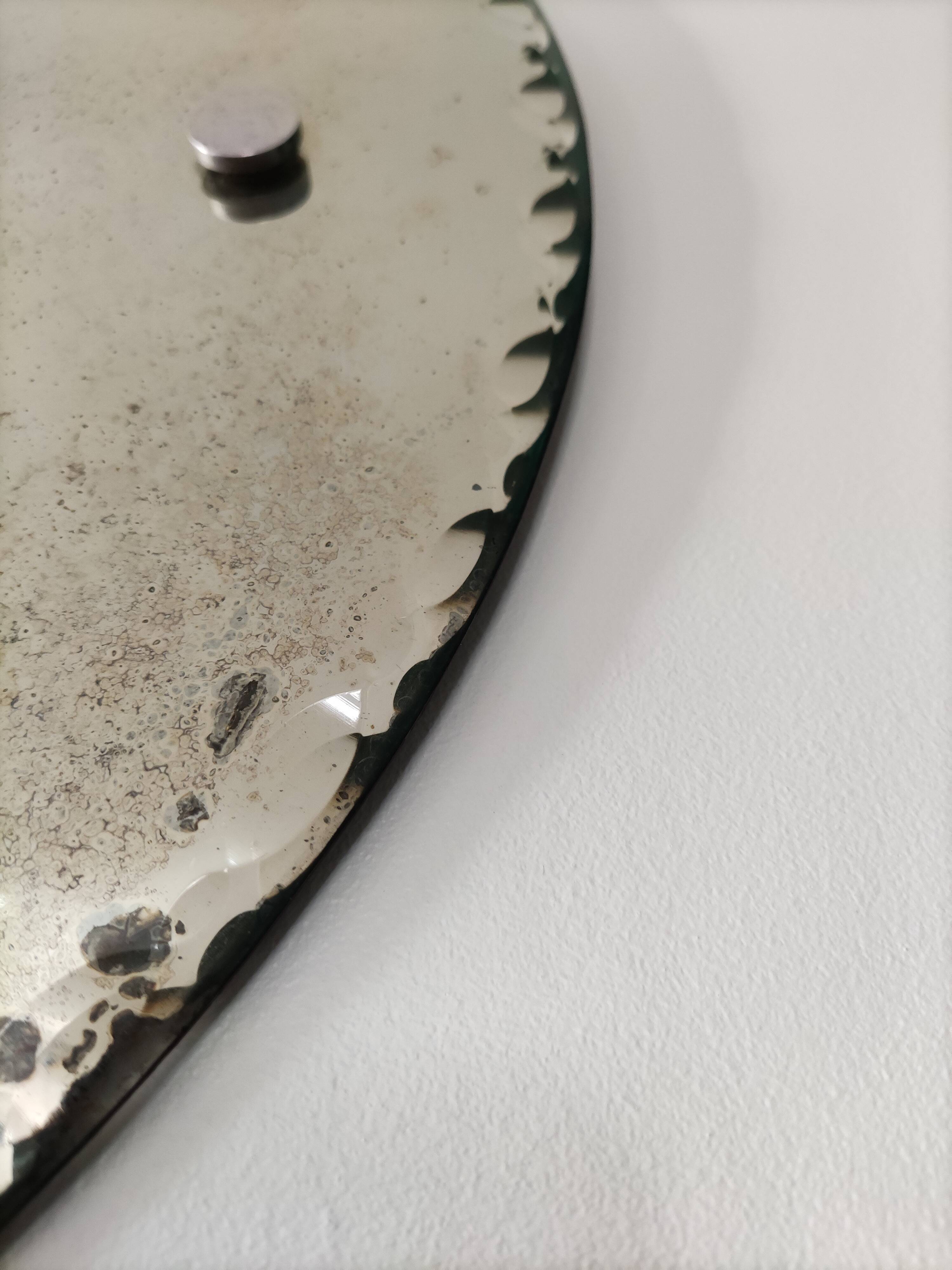 Beveled round mirror