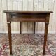 Bureau plat de style Louis XVI en merisier et cuir noir