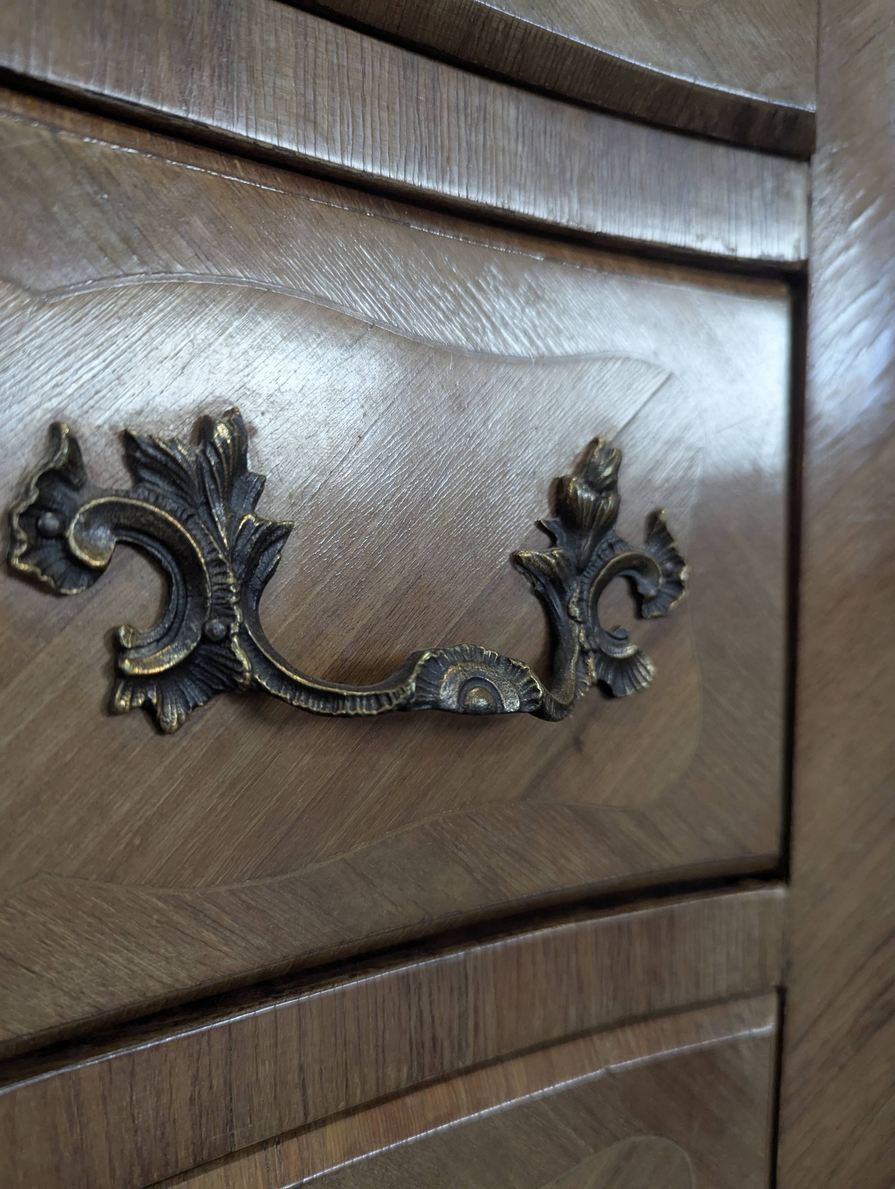 Commode de style Louis XV en marqueterie