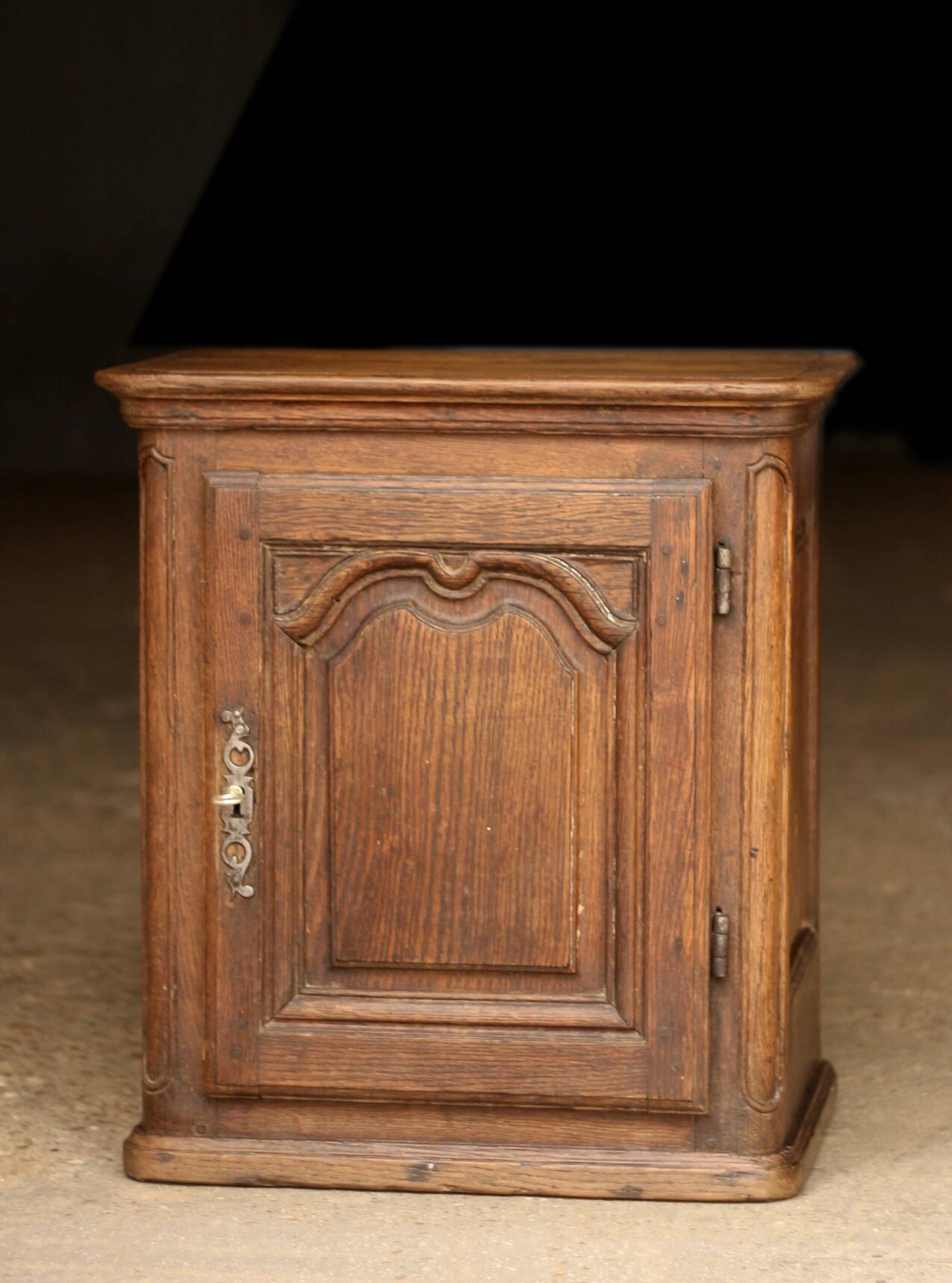 Rare: small piece of solid oak furniture (late 19th century). Bedside table, side table, wardrobe.