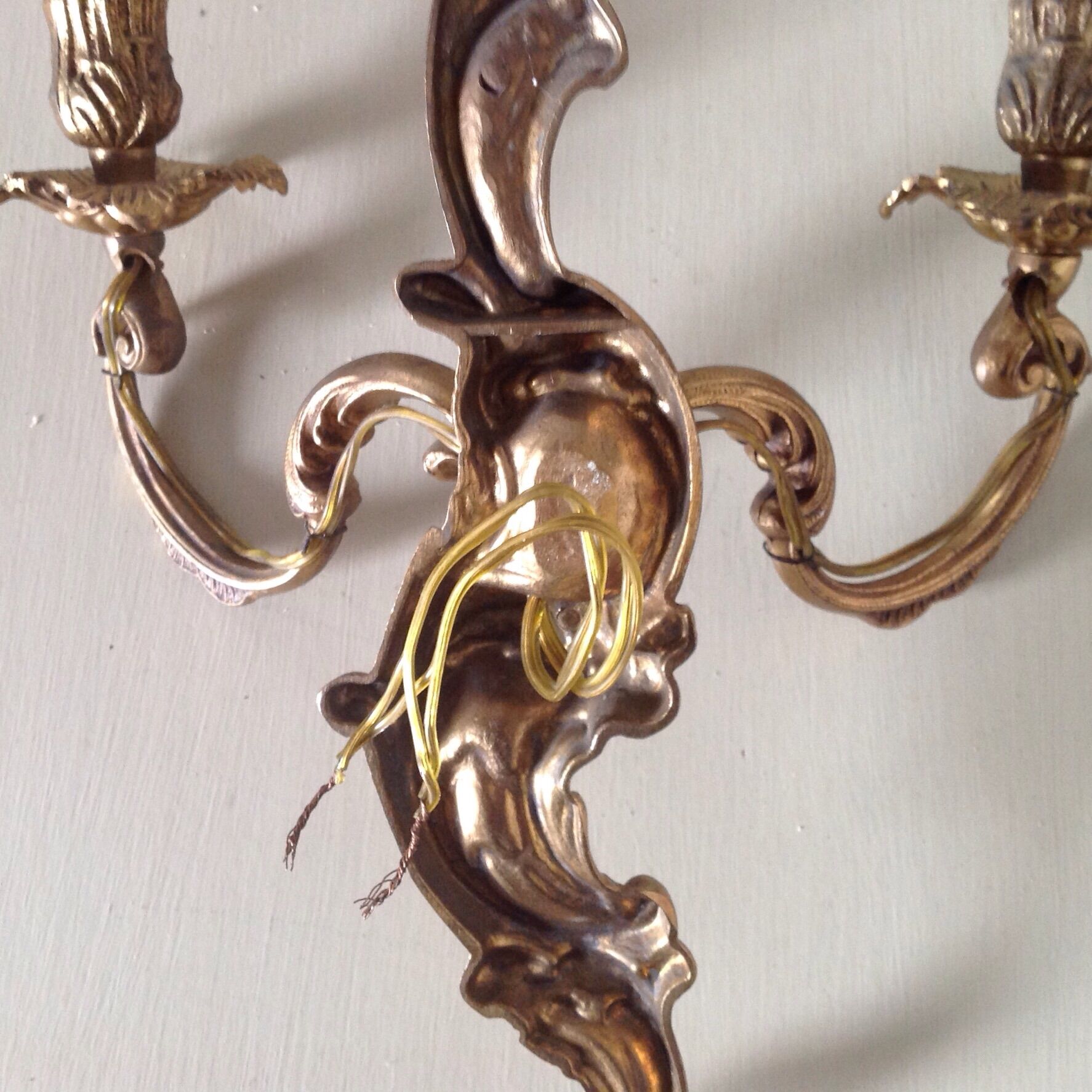 Wall bronze