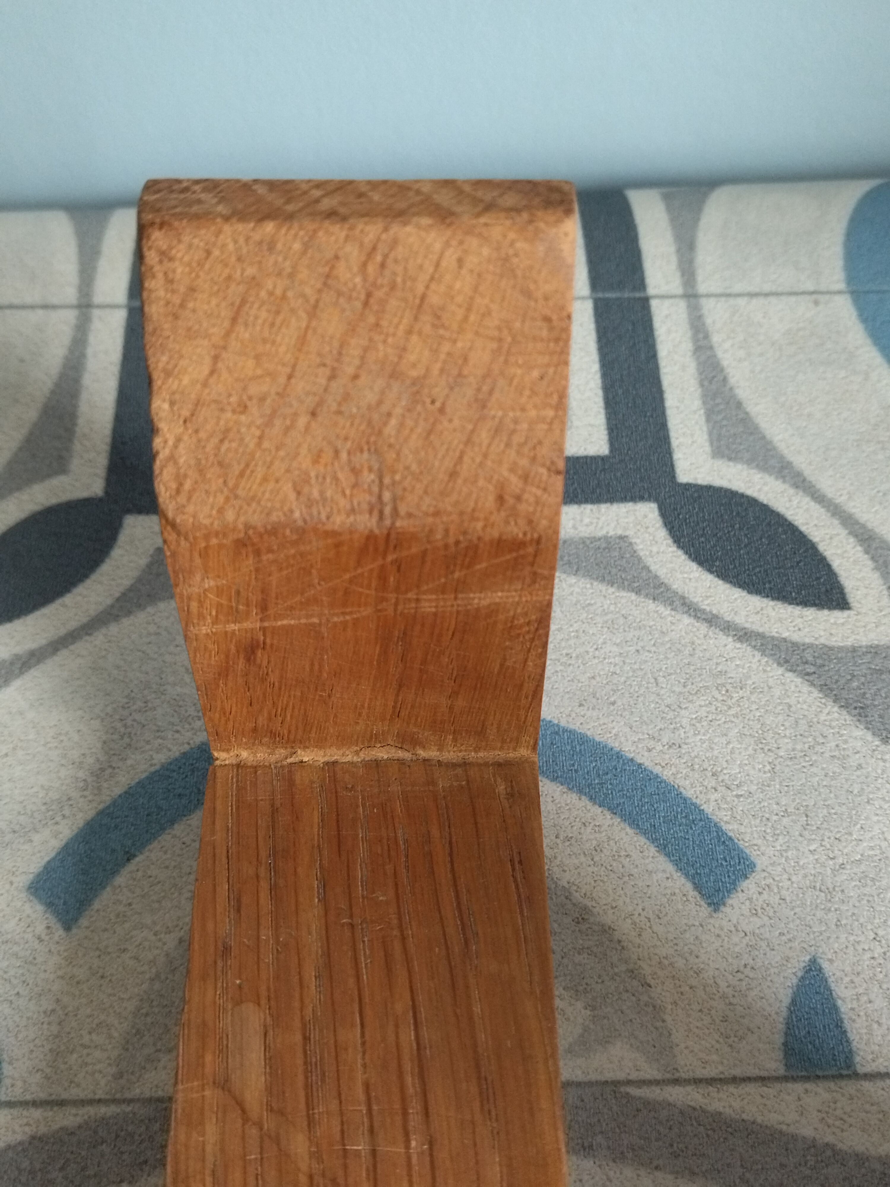 Table lamp in opaline and vintage wood