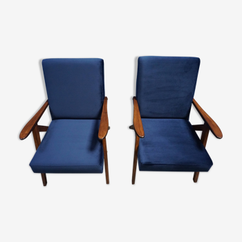 Paire de fauteuils recouverts de velours bleu des années 60