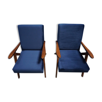 Paire de fauteuils recouverts de velours bleu des années 60