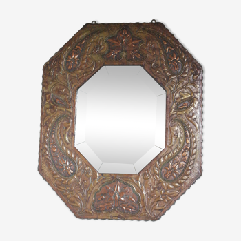 Miroir artisanal biseauté en cuivre repoussé ancien - 54x45cm
