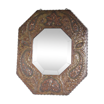 Miroir artisanal biseauté en cuivre repoussé ancien - 54x45cm