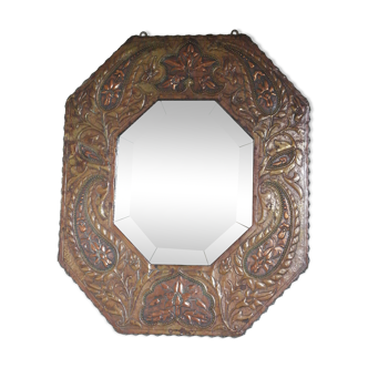 Miroir artisanal biseauté en cuivre repoussé ancien - 54x45cm