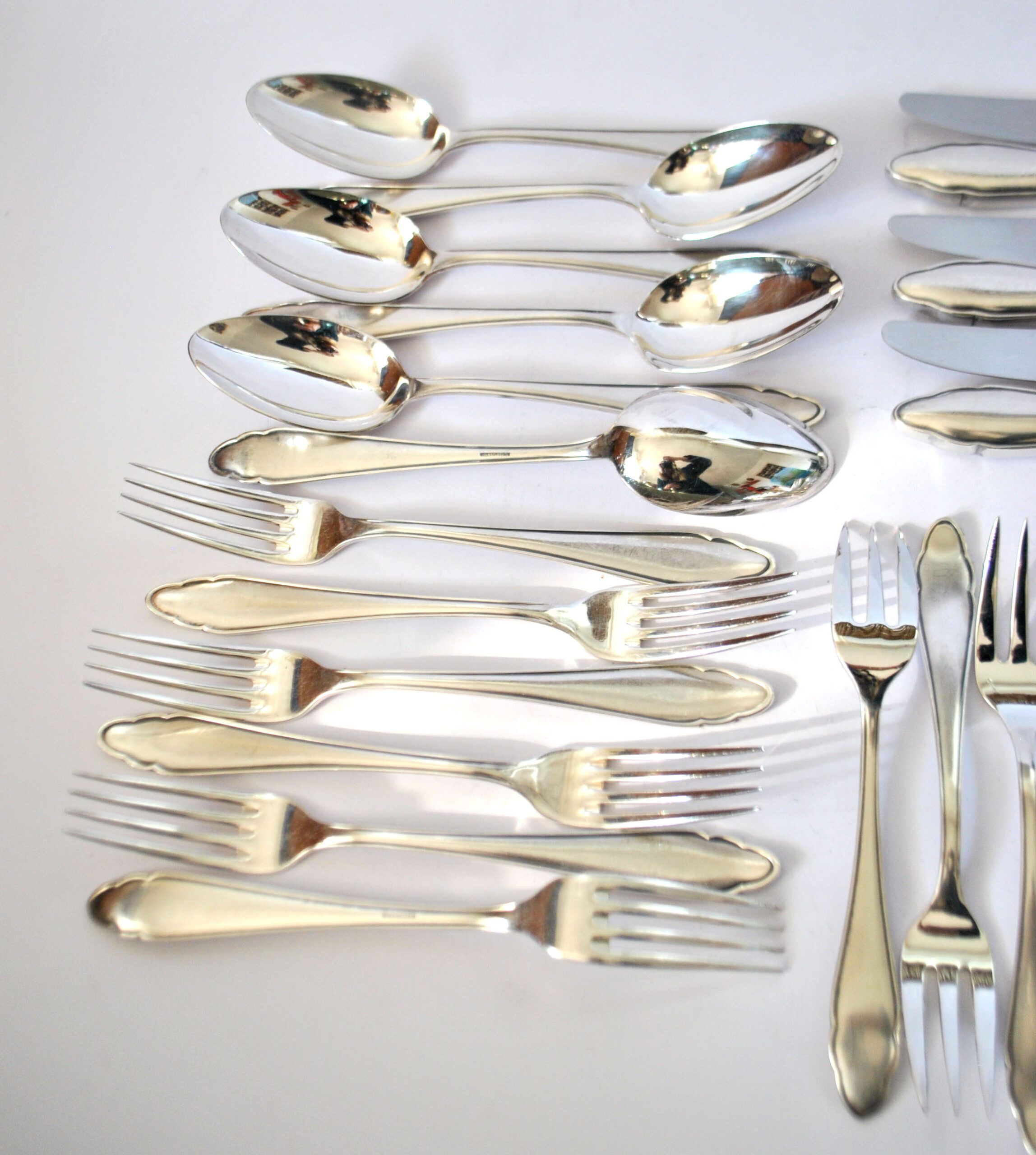 DEETJEN 30-piece modernist cutlery set with scalloped edges