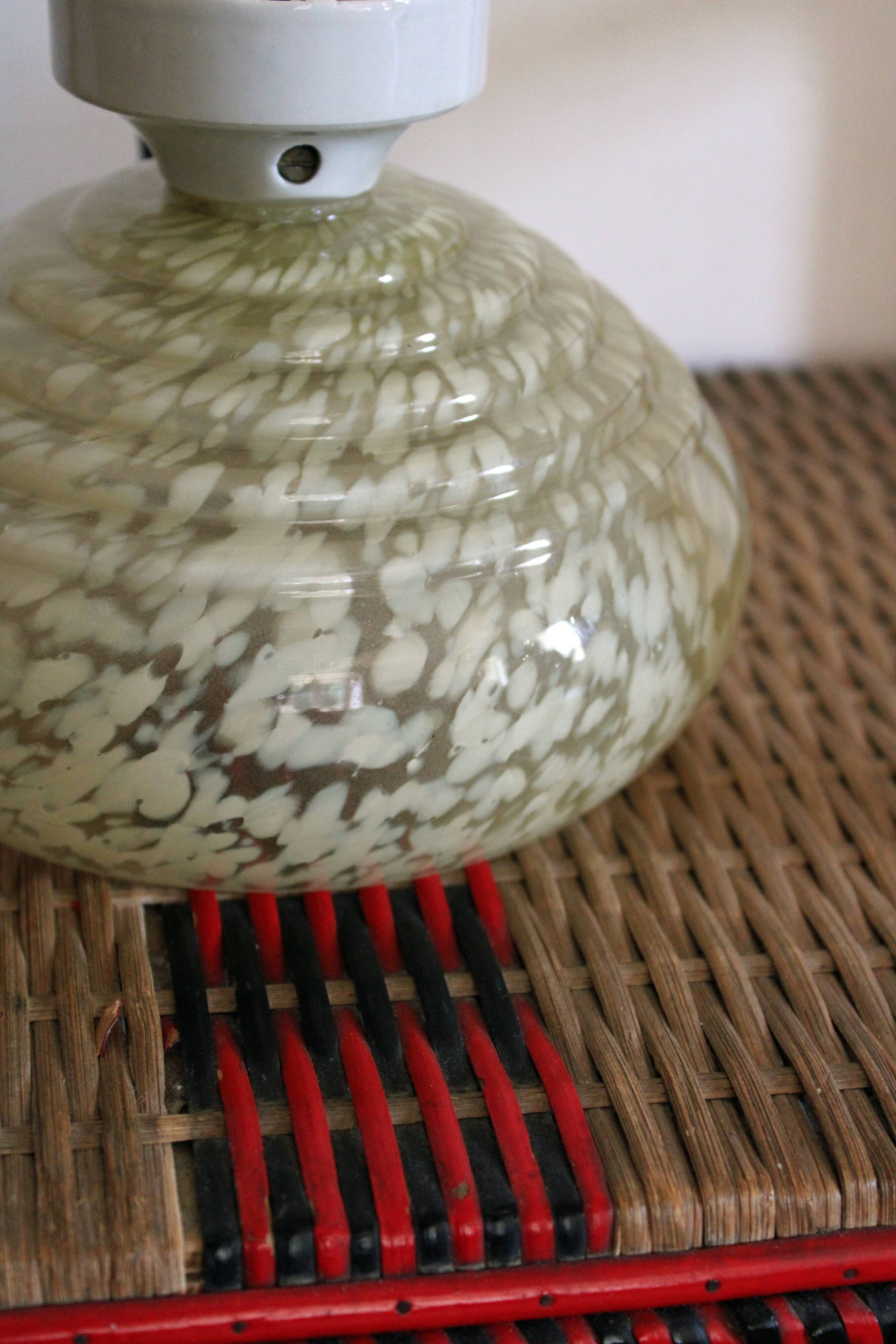 Art Deco plasterer in porcelain and yellow Clichy glass