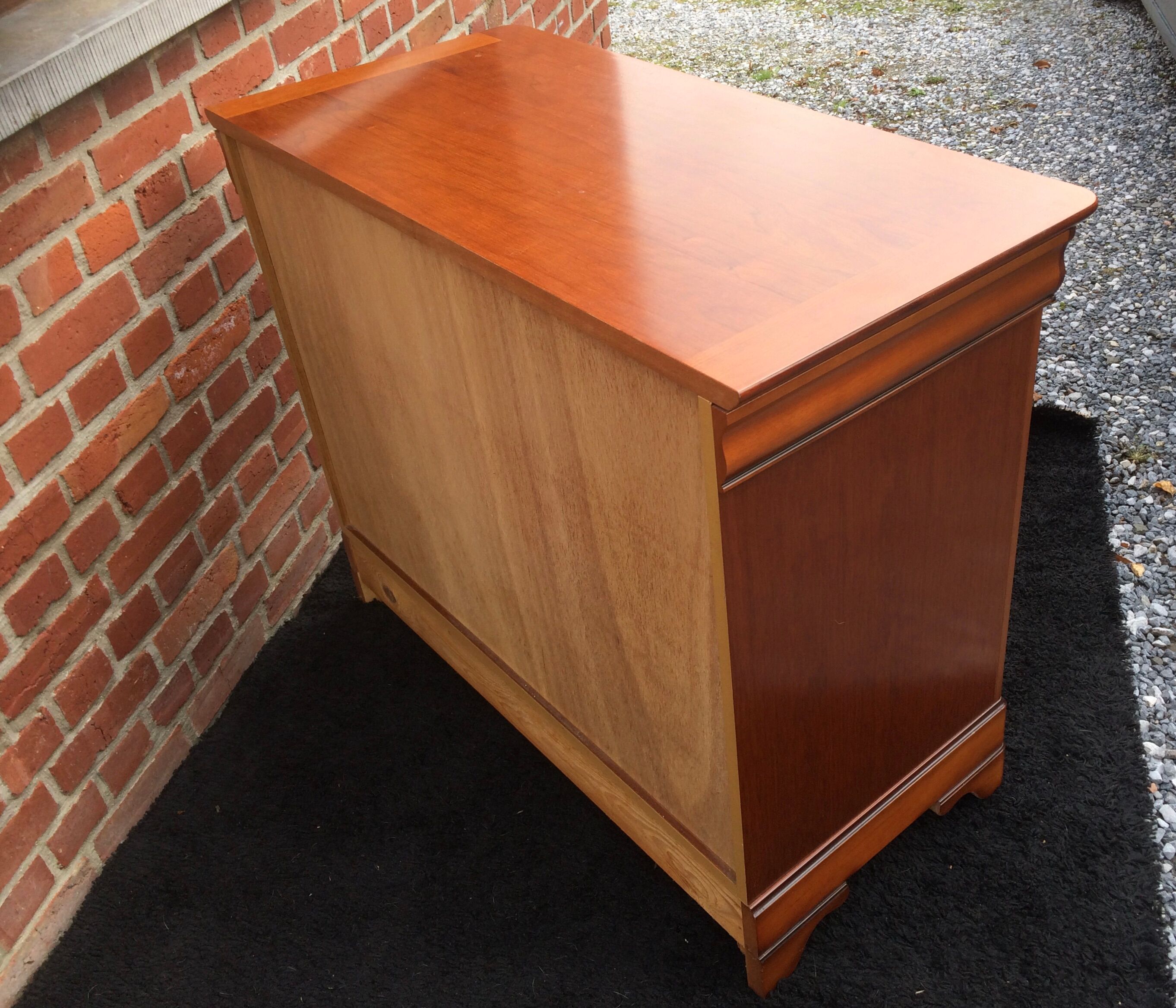 Commode à tiroir secret