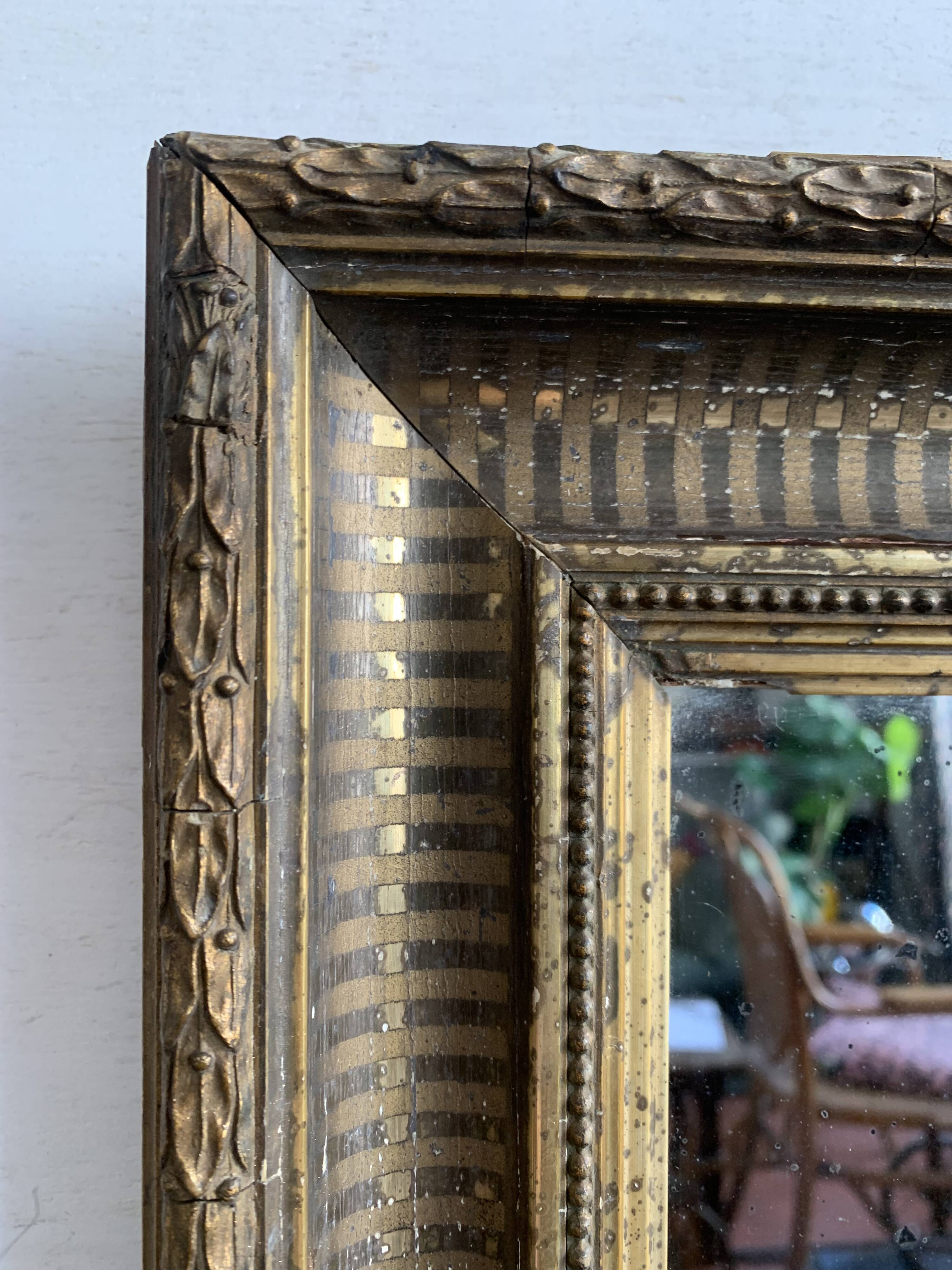 Petit miroir ancien doré à la feuille d’or, fin XIXe siècle