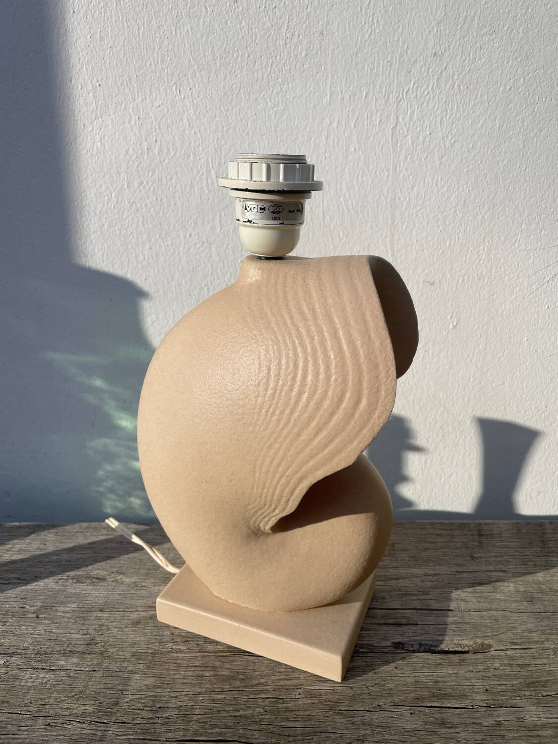 Vintage beige ceramic seashell lamp lol