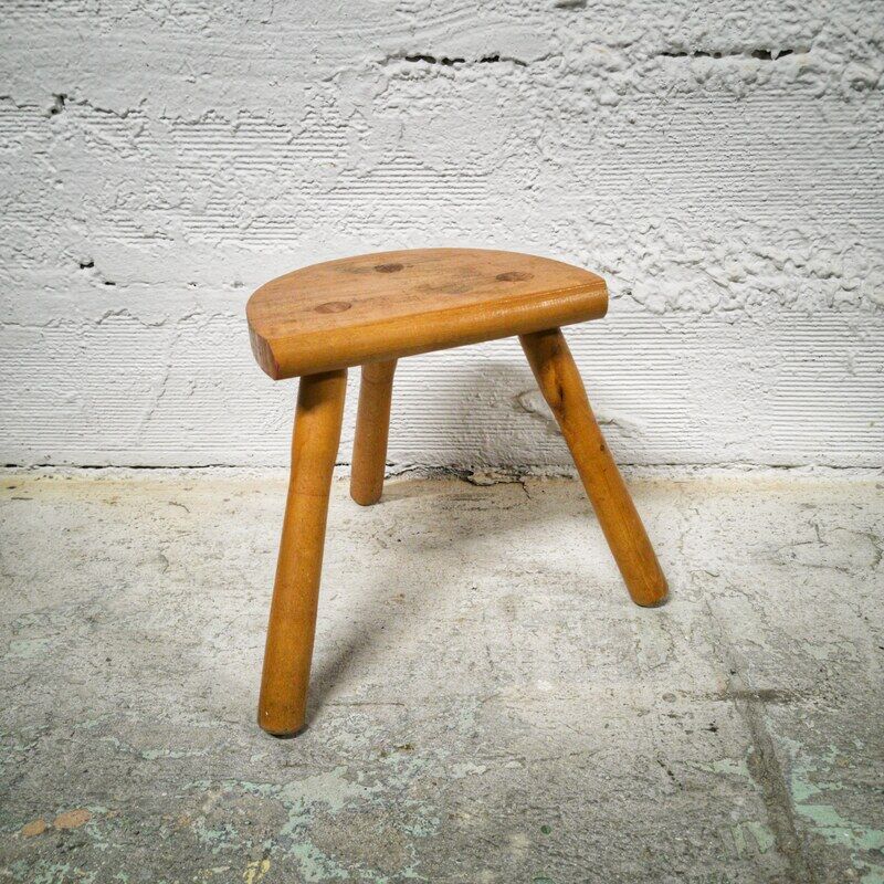 Tripod farm stool