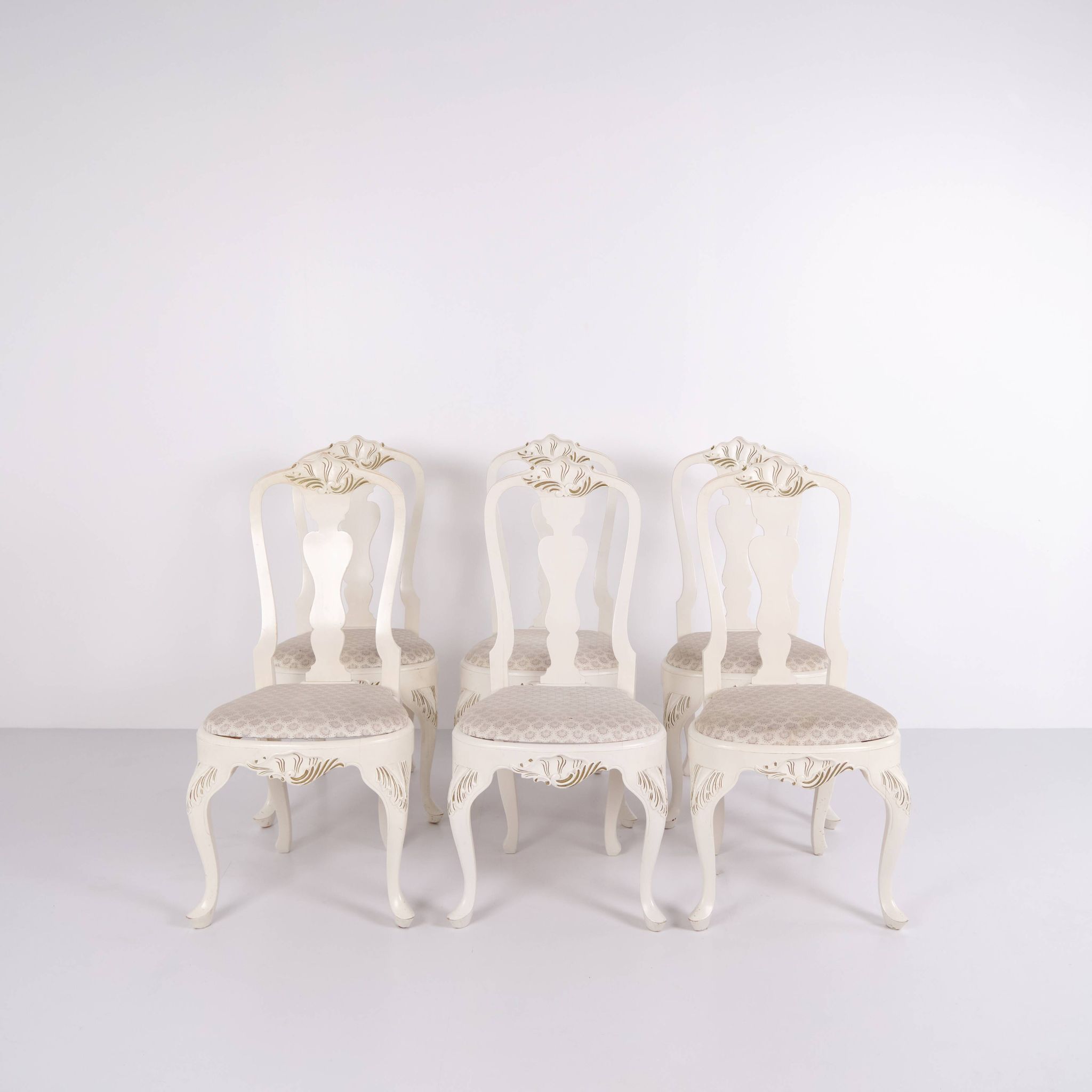 Set of six dining chairs - Neo Rococo style - white painted with decorative details - 1920s