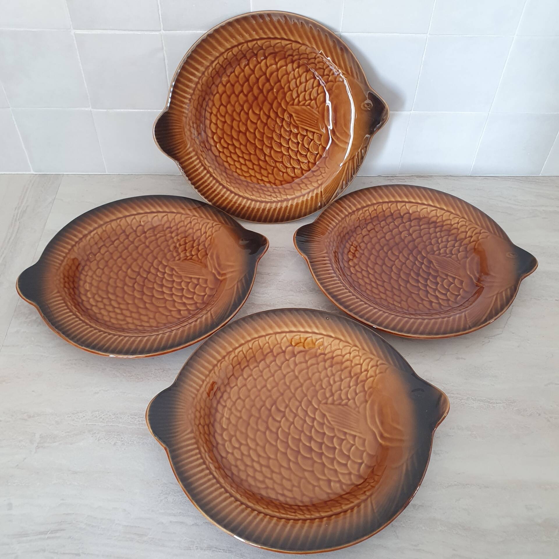 Sarreguemines / 4 ceramic fish-shaped plates in Barb porcelain.