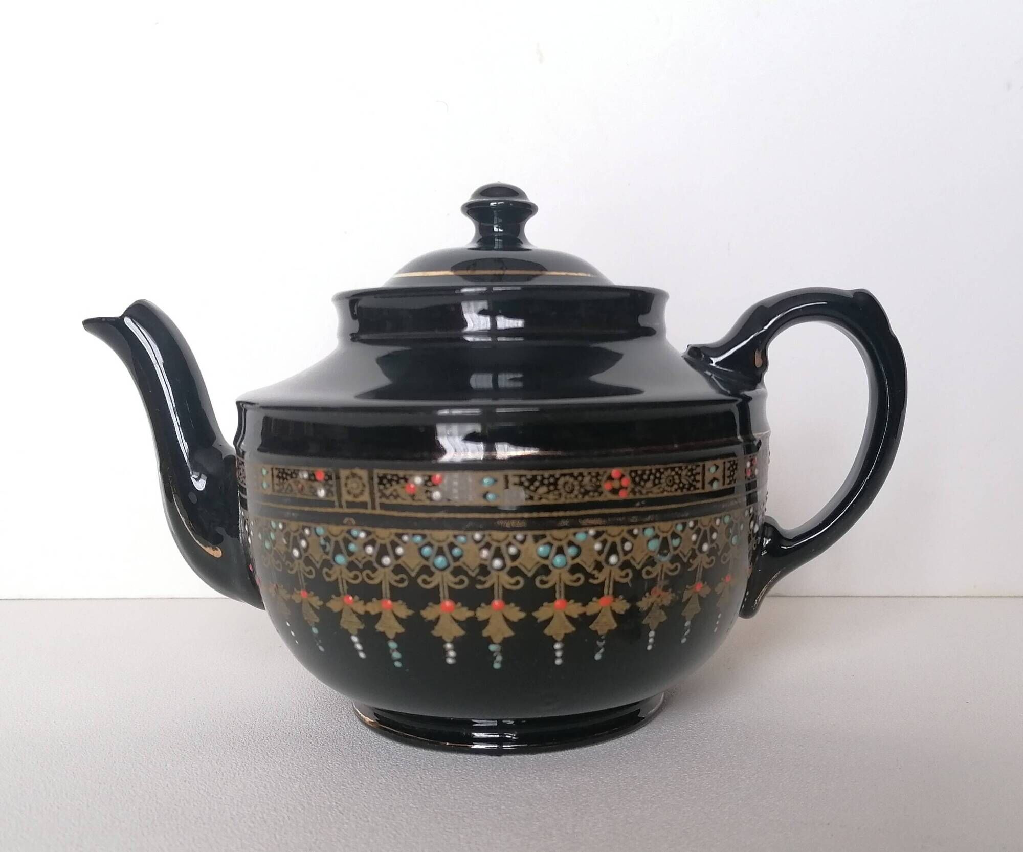 Victoria numbered enamelled earthenware teapot