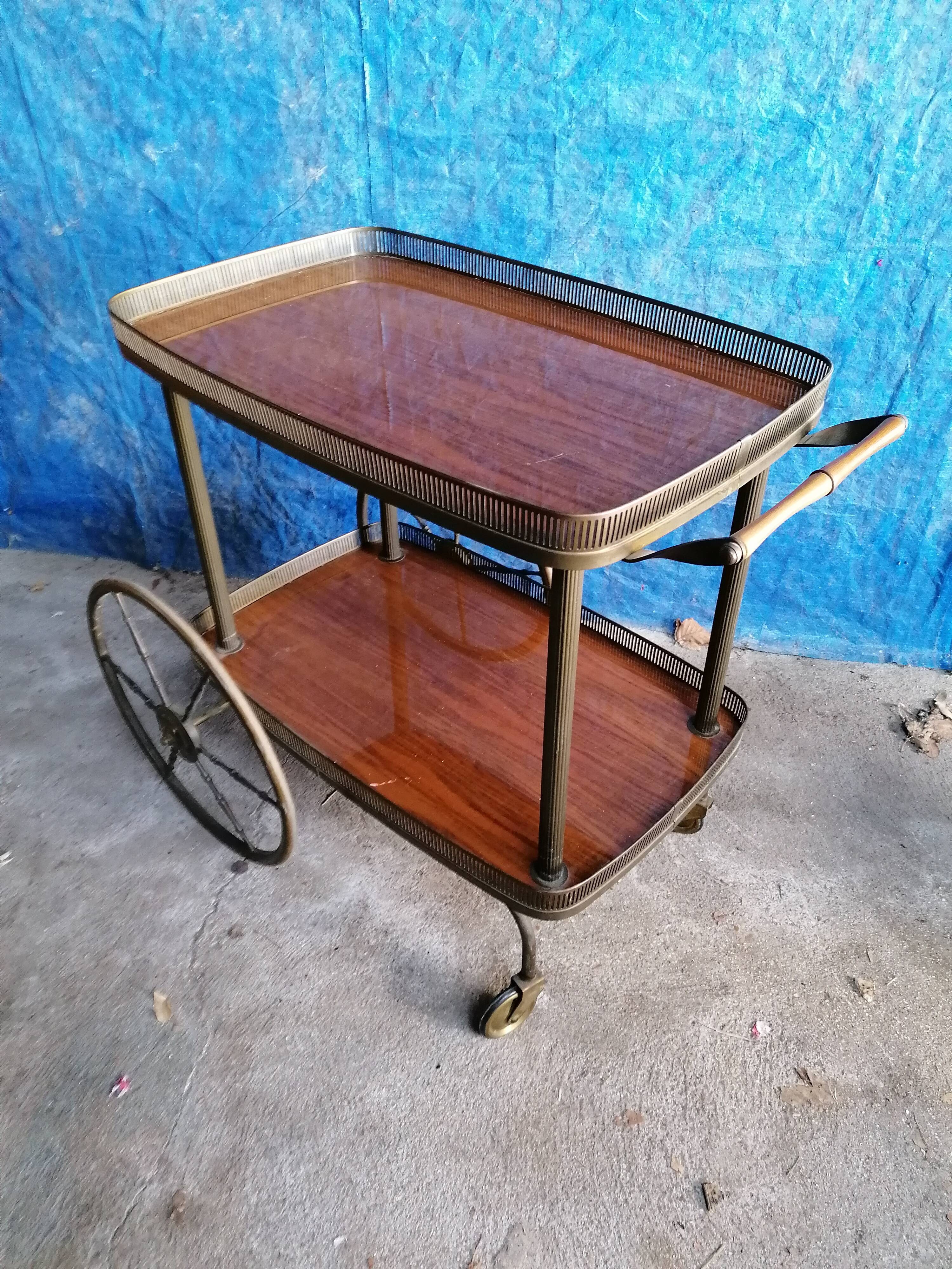 Serving table on wheels