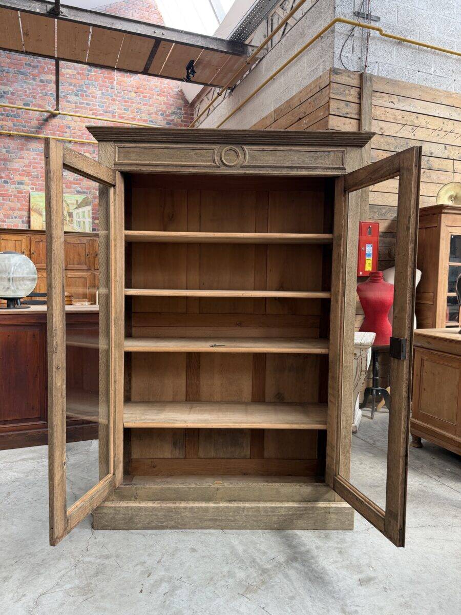 Showcase in oak from the late 19th century.
