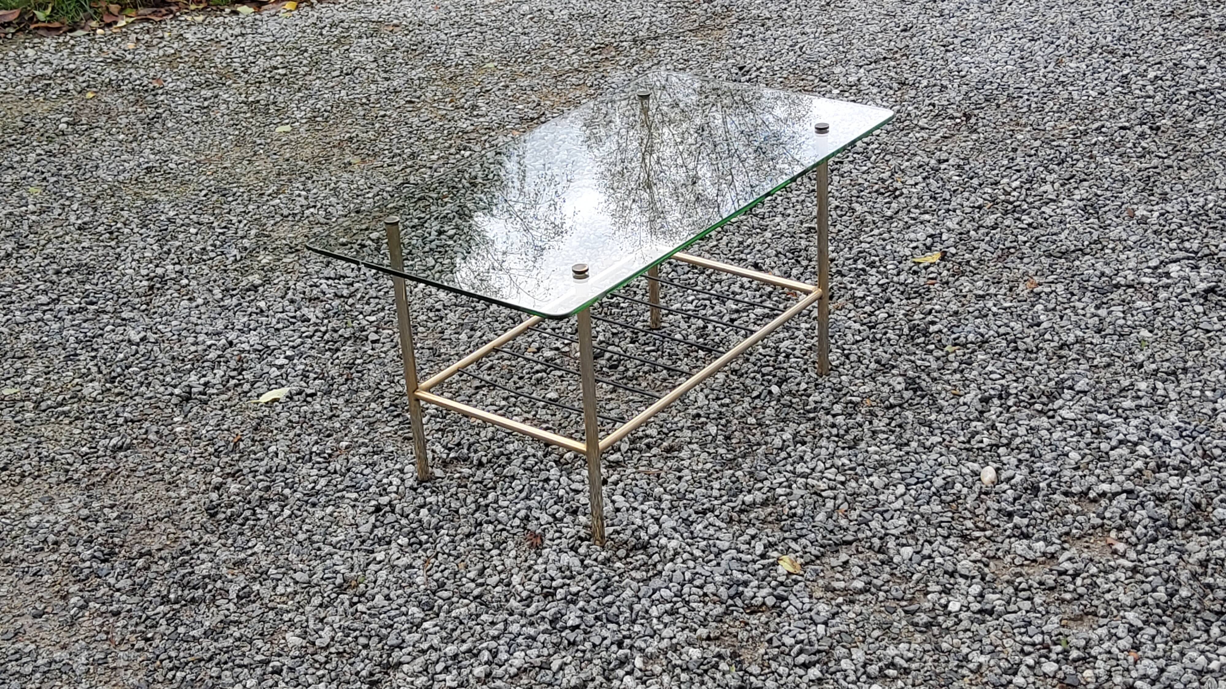 Table basse vintage en métal doré et noirci plateau en verre des années 60