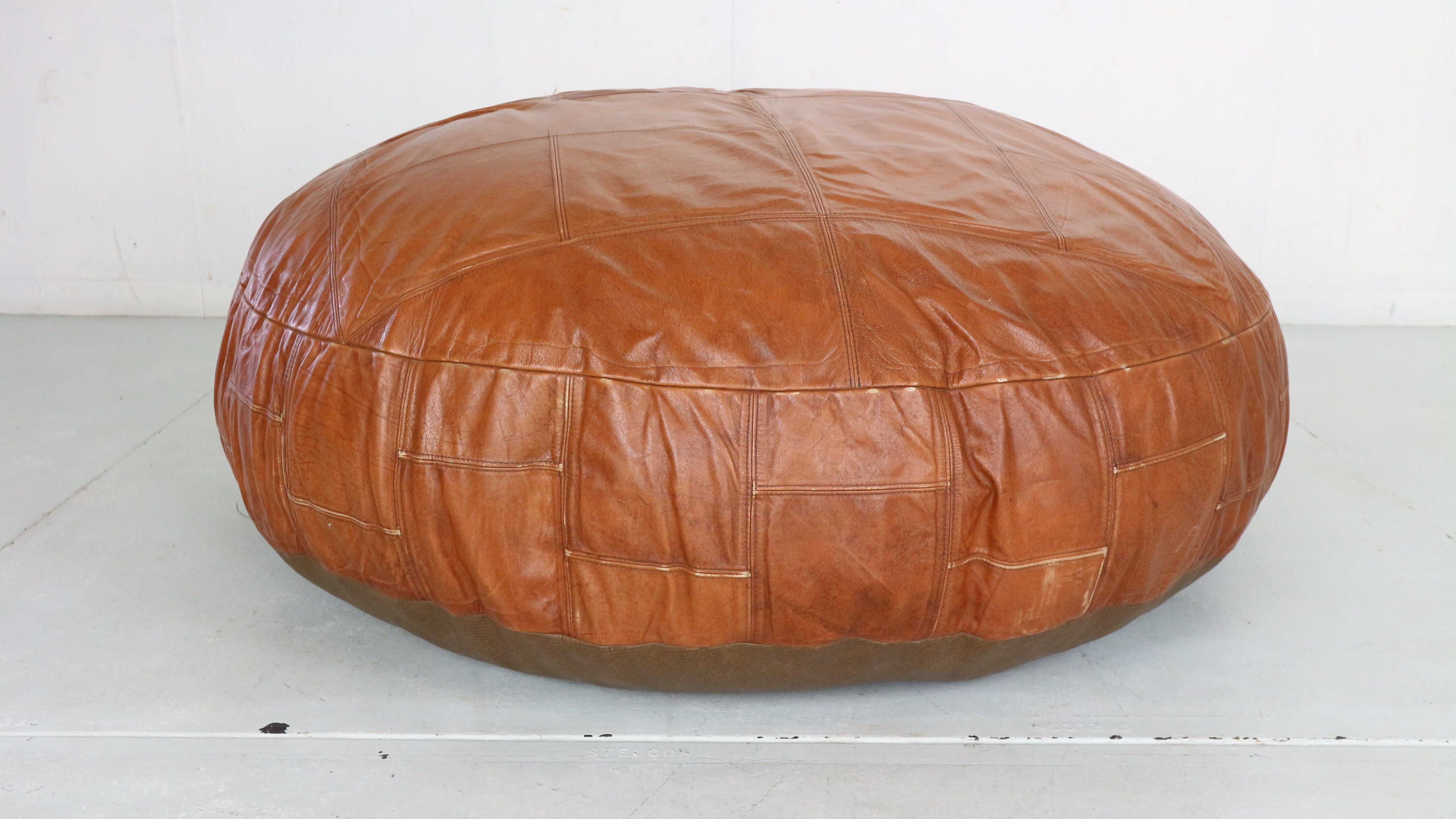 Pouf en cuir de couleur cognac 1960