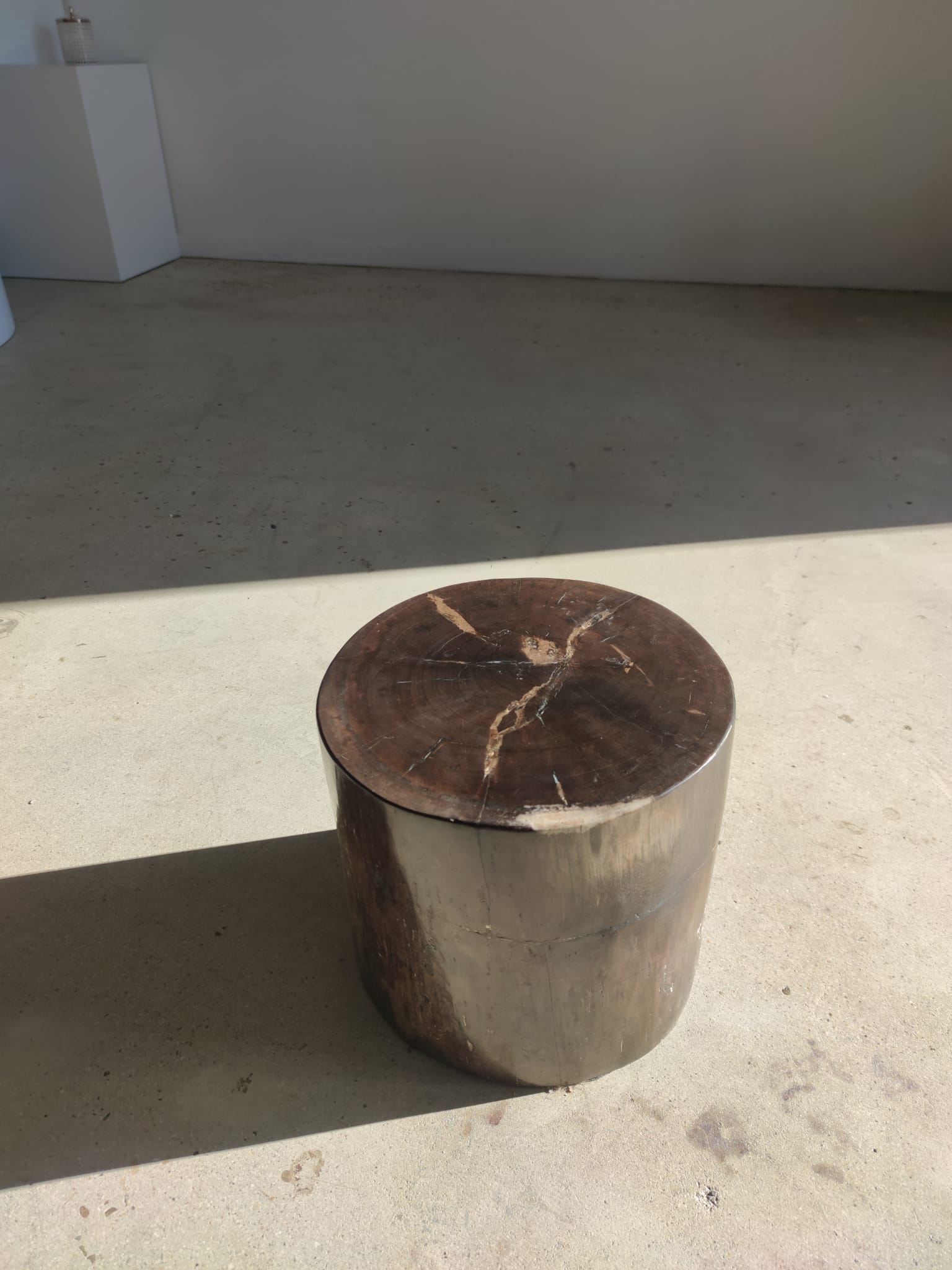 Table d'appoint en bois pétrifié couleur marron glacé - H:34cm D:35cm