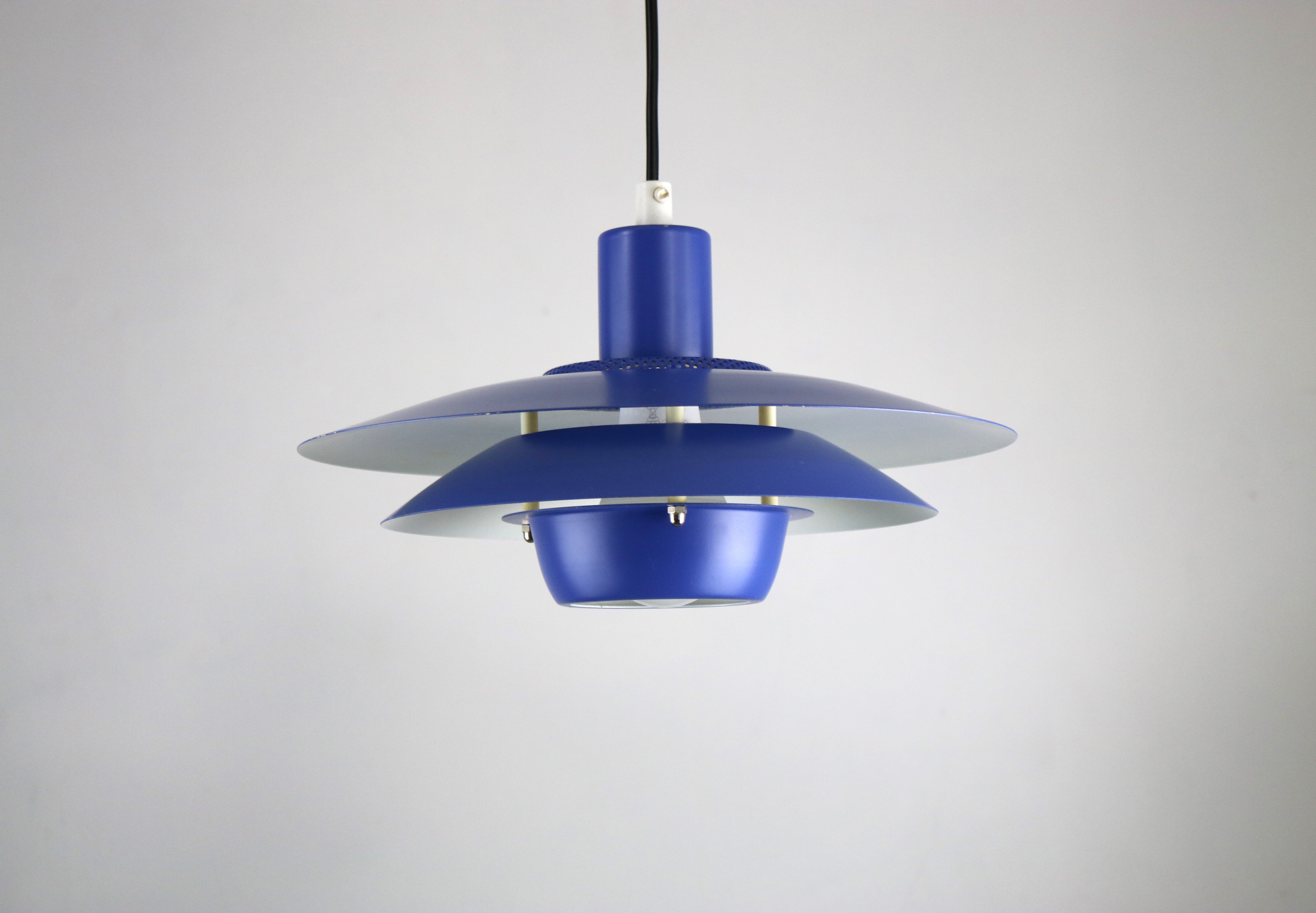 Suspension bleue par Jeka Metaltryk - Modèle Viola type 3013P
