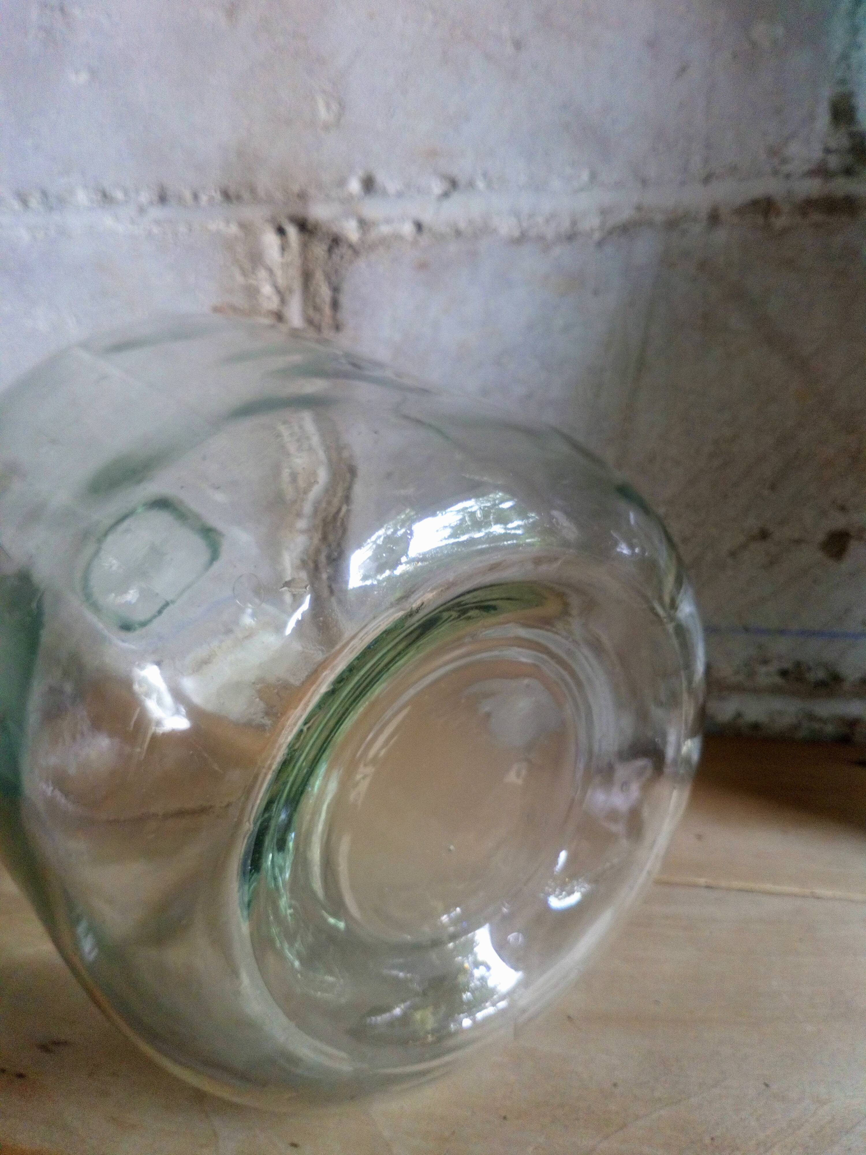 Dame-jeanne de forme allongée en verre transparent