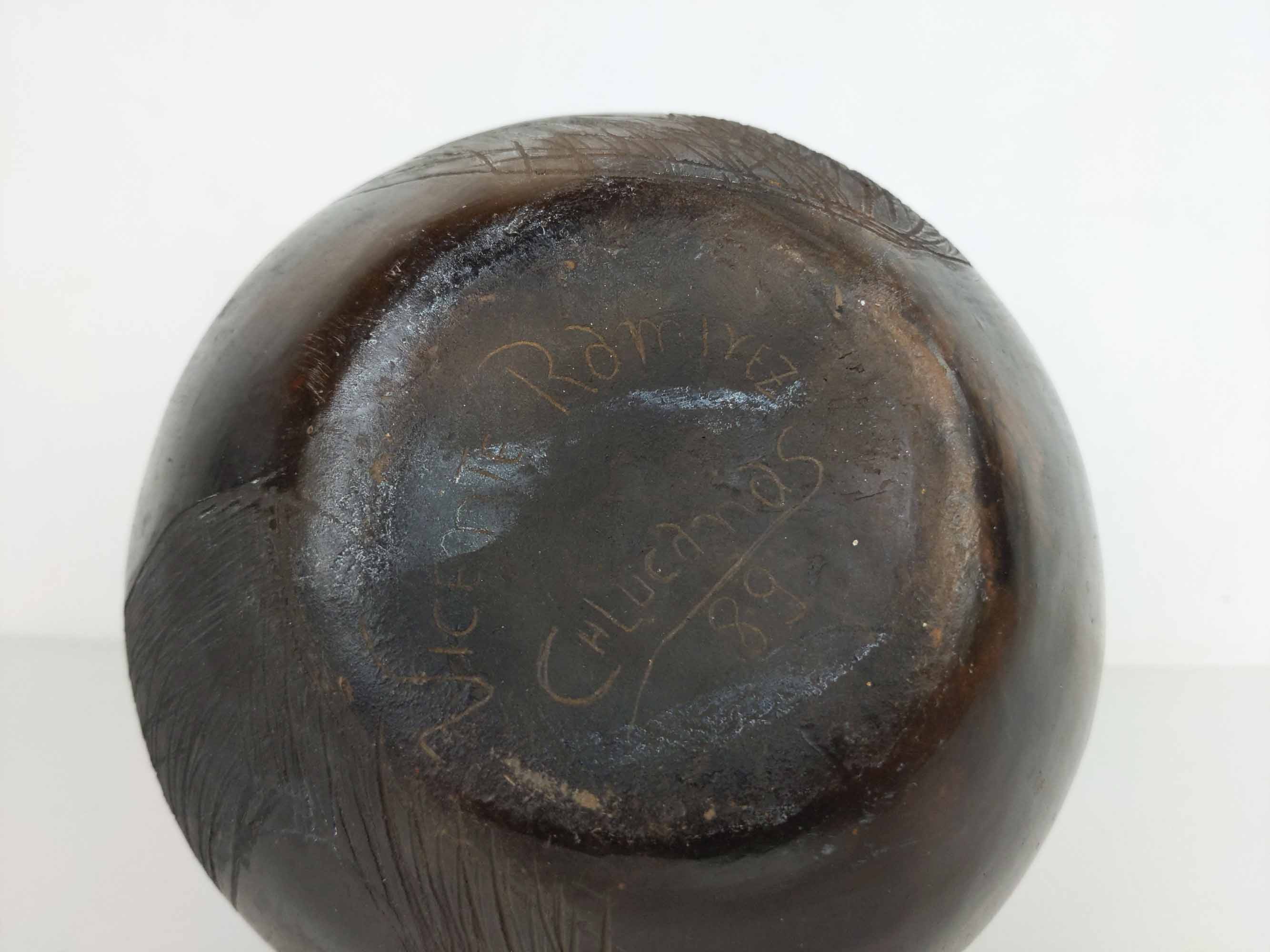Vase ovoïde en terre cuite péruvienne de style Mochica, signe vicente ramirez 1989