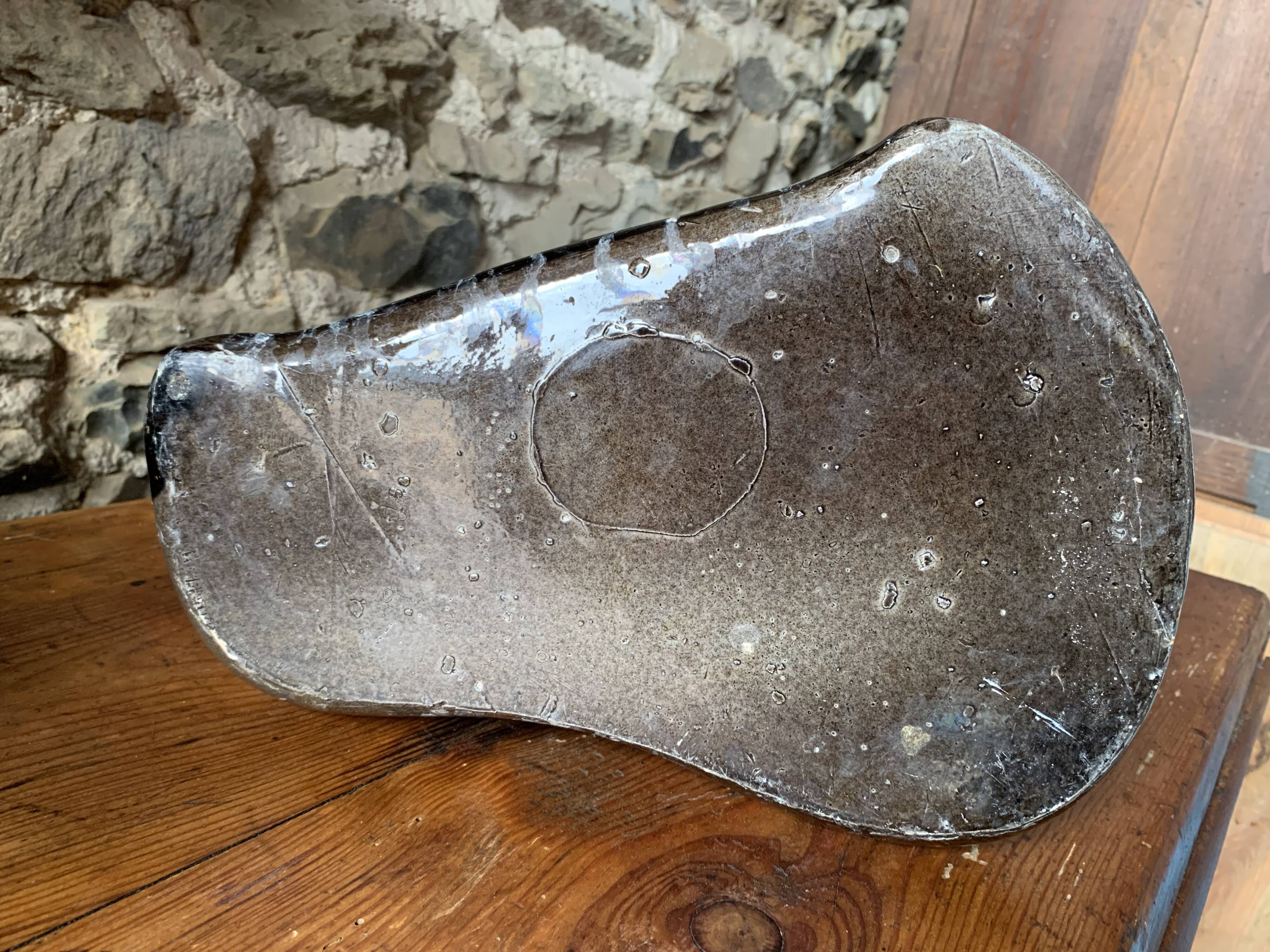 Vase céramique émaillé noir forme libre