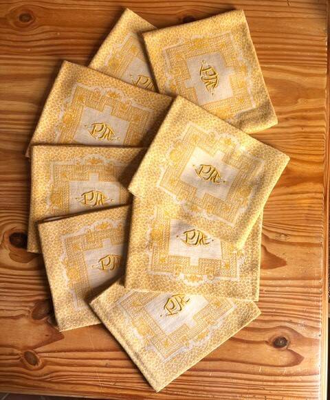 8 vintage napkins