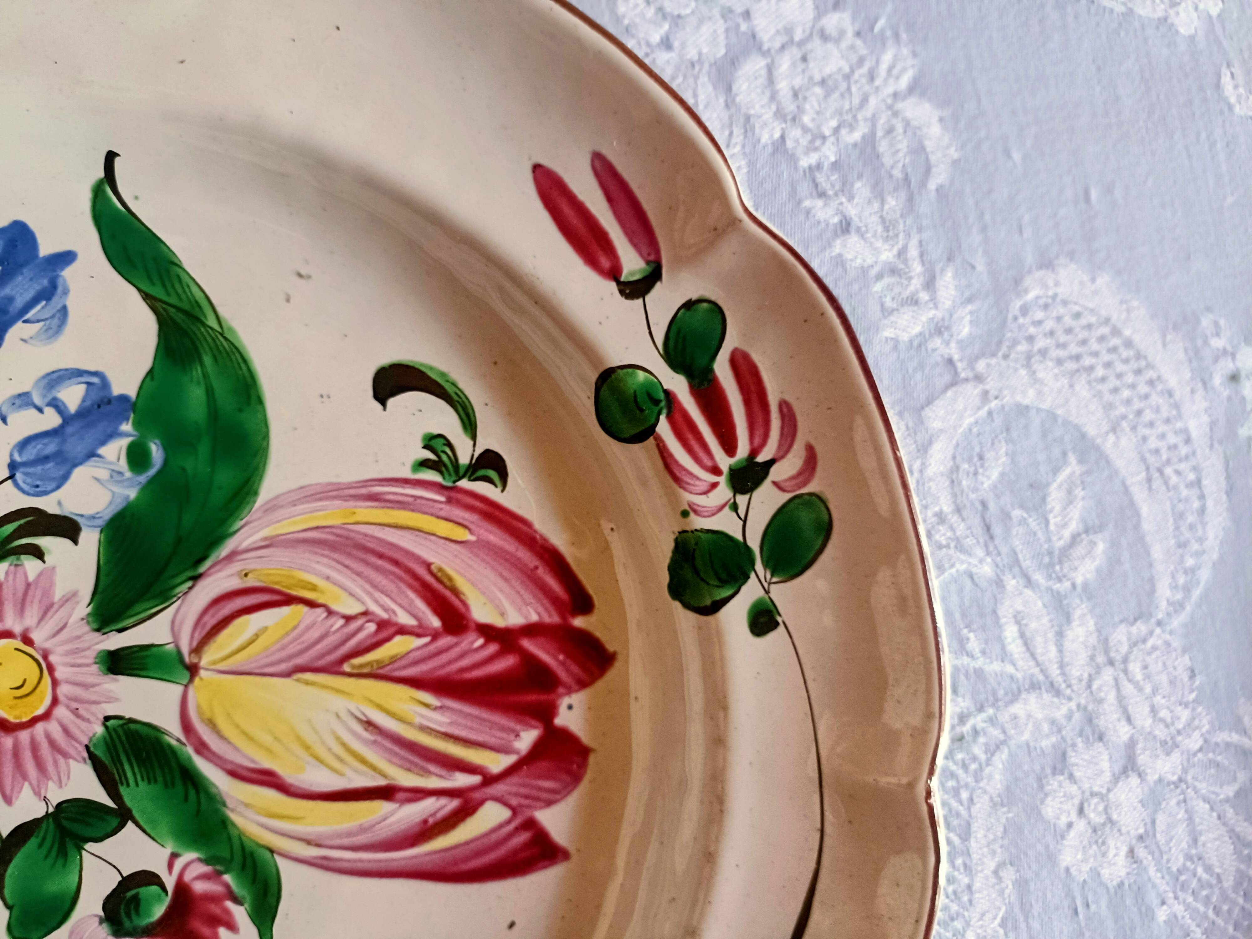 Assiette faïence de l'est St Clément décor tulipe