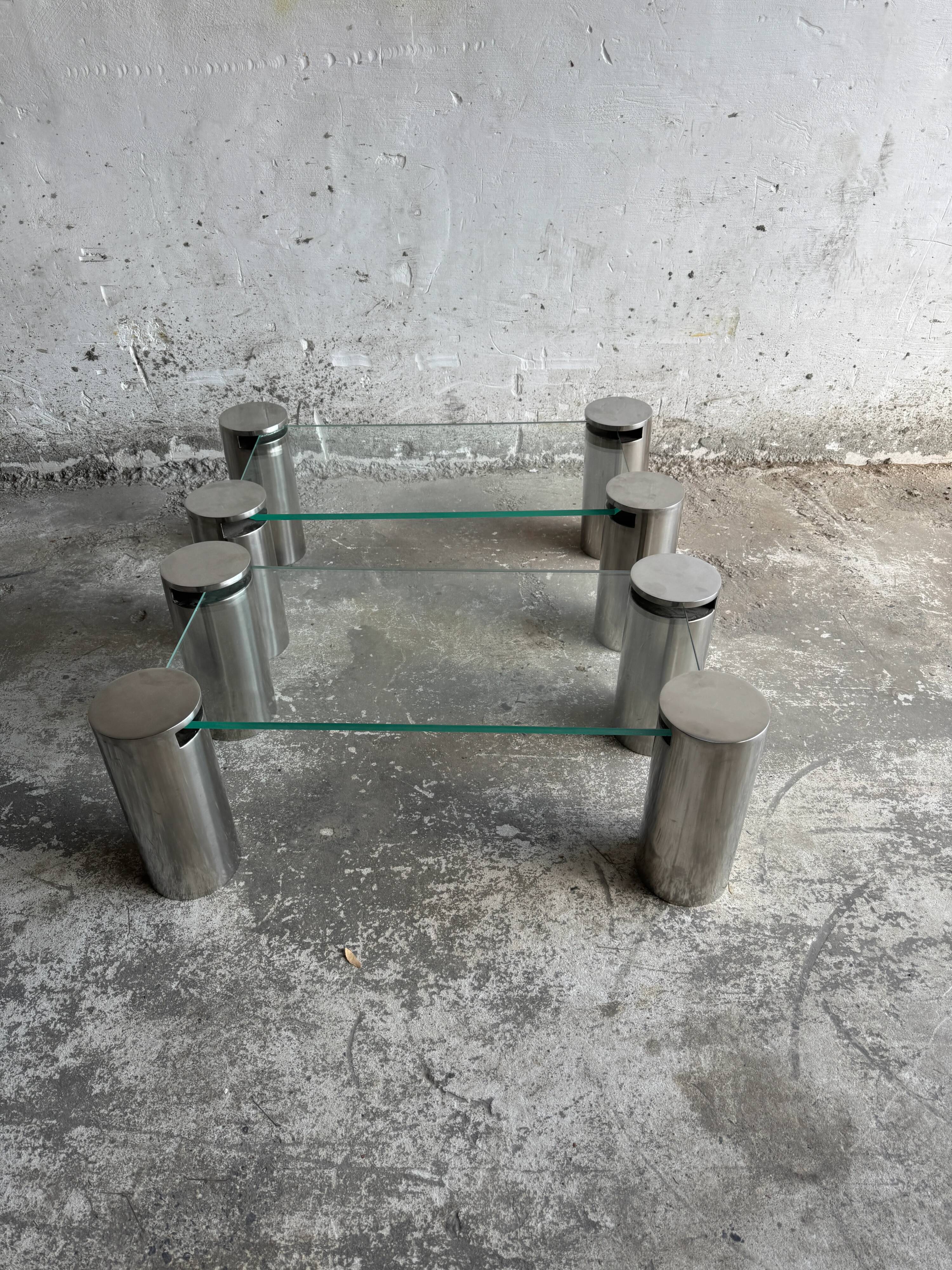 Paire de tables basses modernistes en verre transparent et acier inoxydable brossé, avec pieds cylindriques
