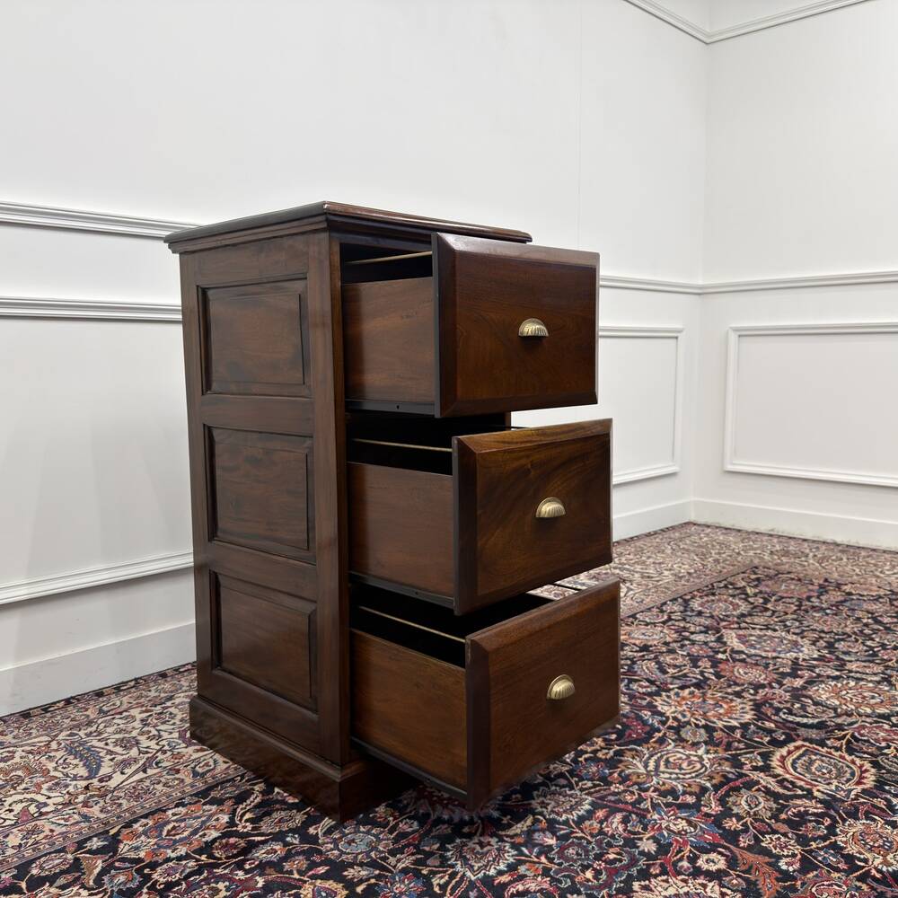 Classic Englisch Chest of Drawers
